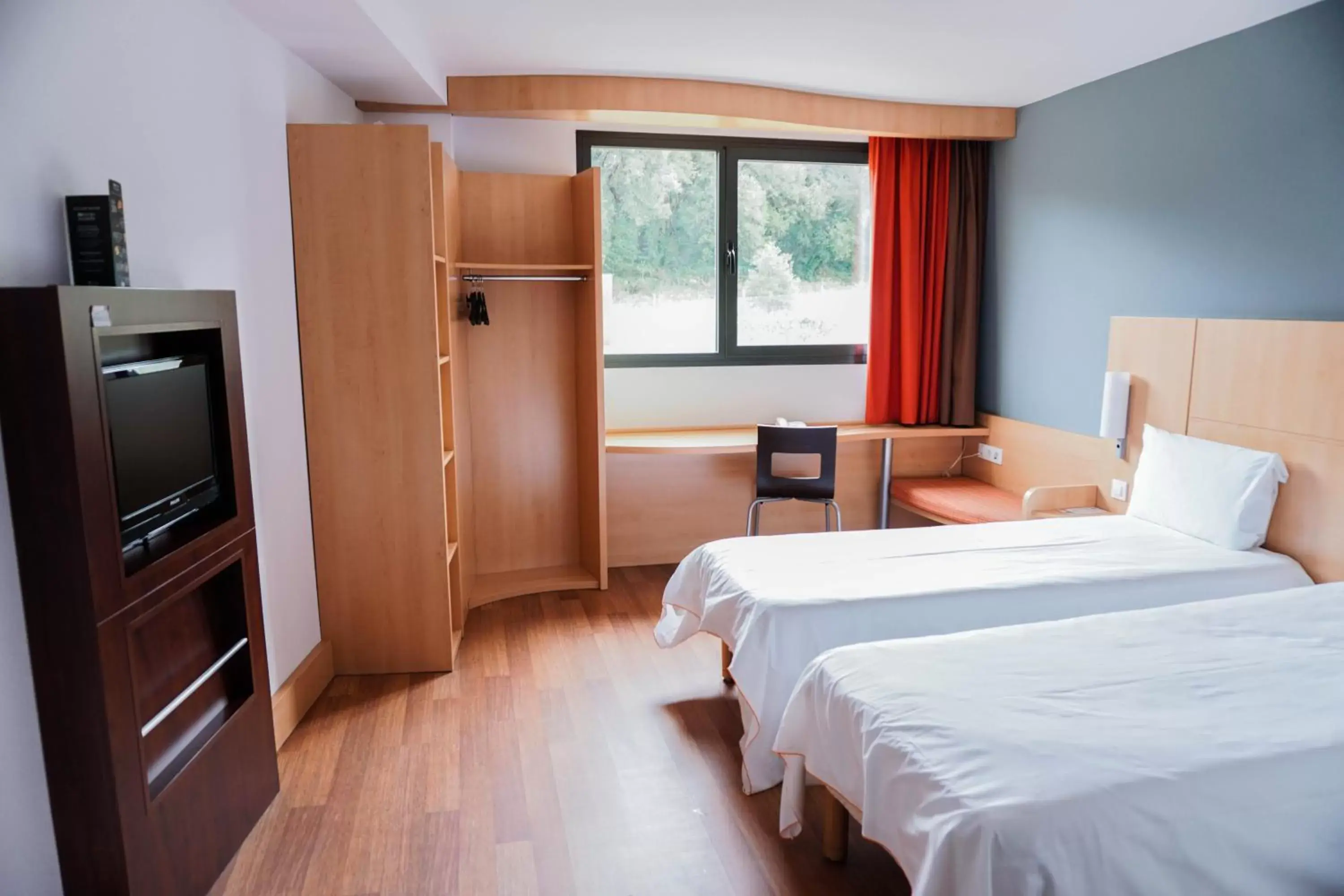 Bed in Ibis Girona