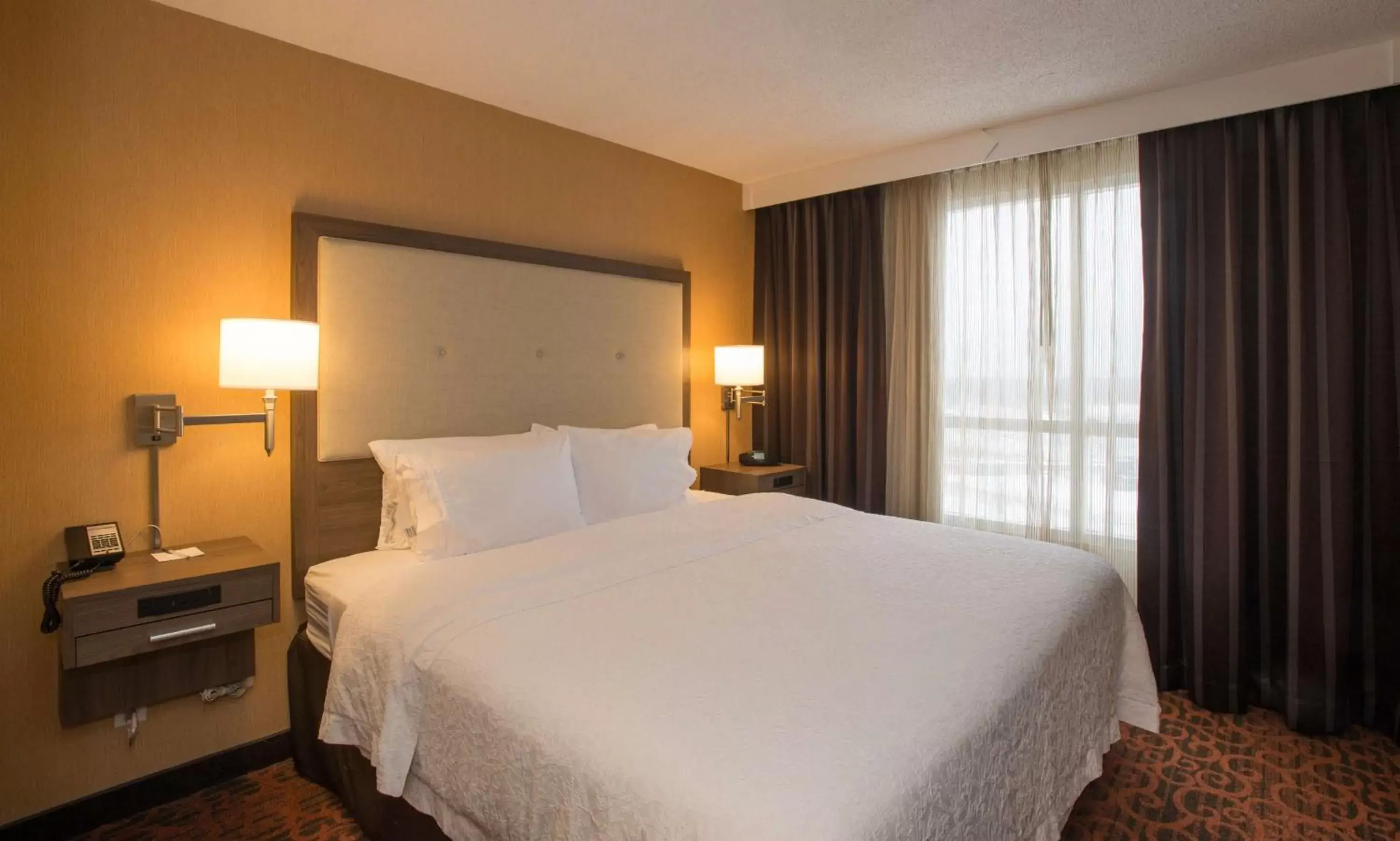 Bed in Hampton Inn Toronto-Mississauga West