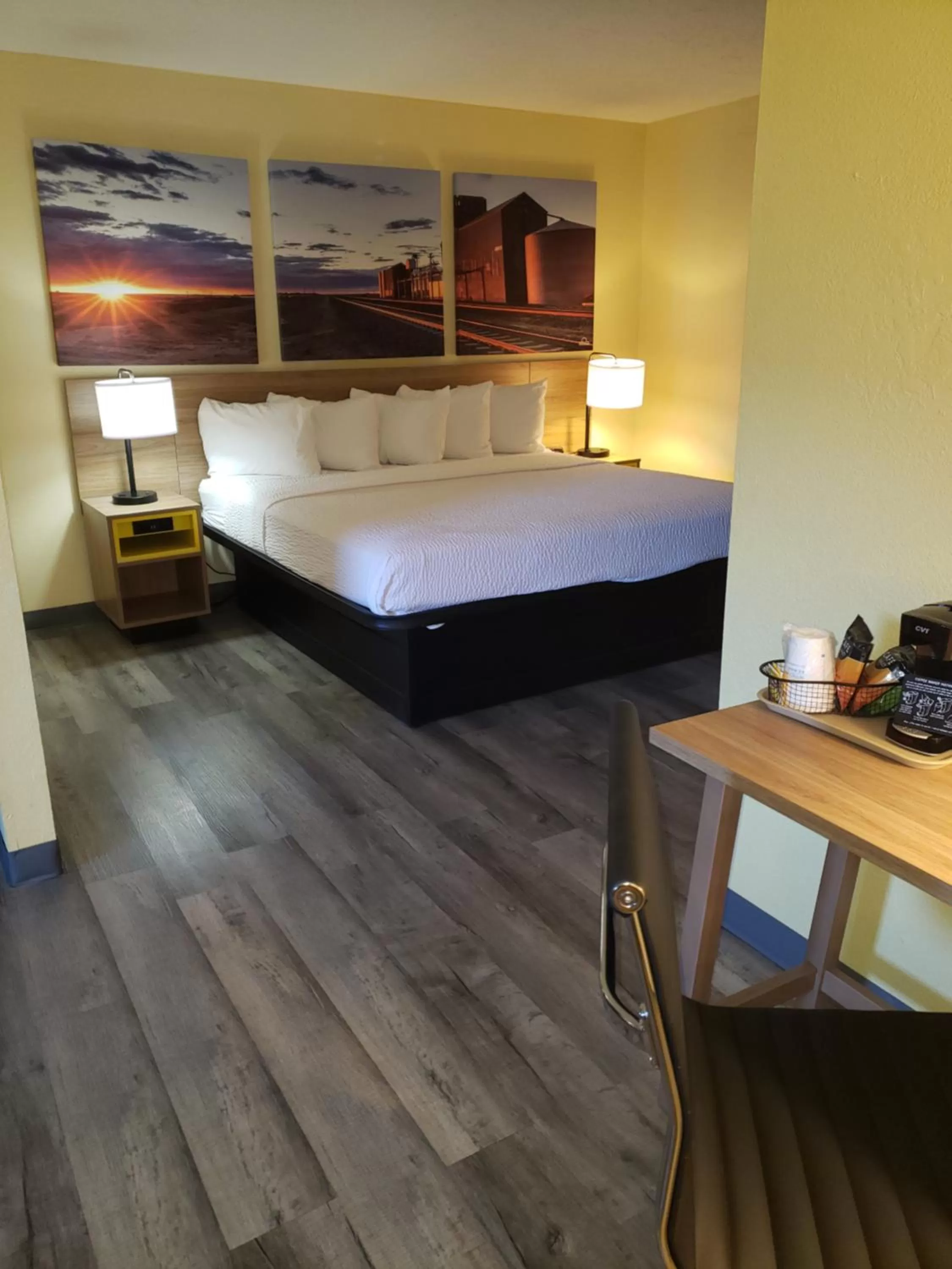 Property building, Bed in Days Inn & Suites by Wyndham Clovis