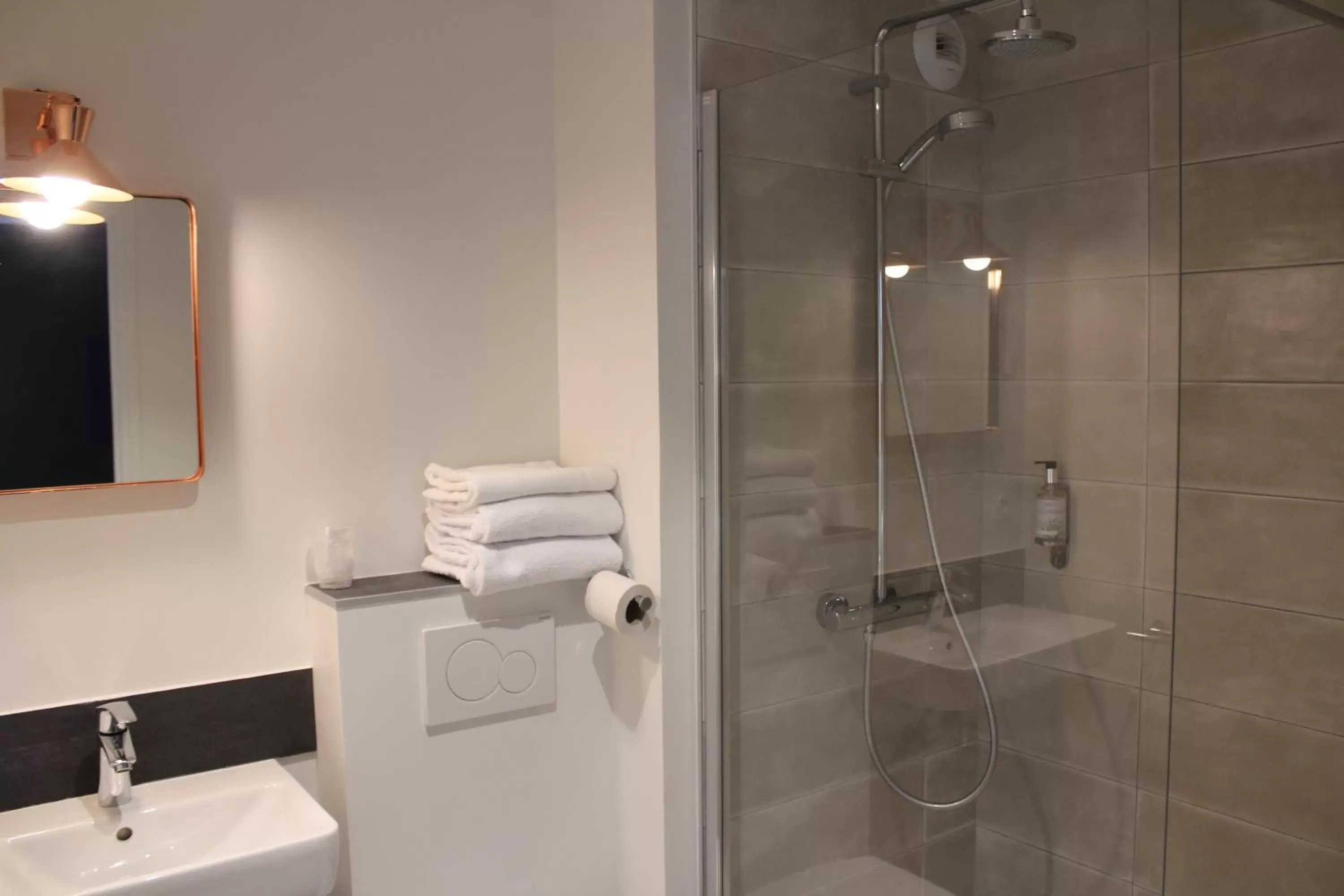 Shower, Bathroom in Hôtel La Fontaine Caen Centre