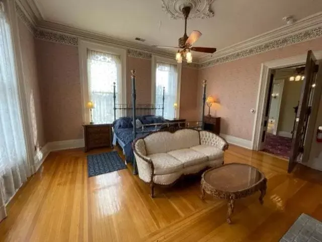 Seating Area in Henderson Castle Inn