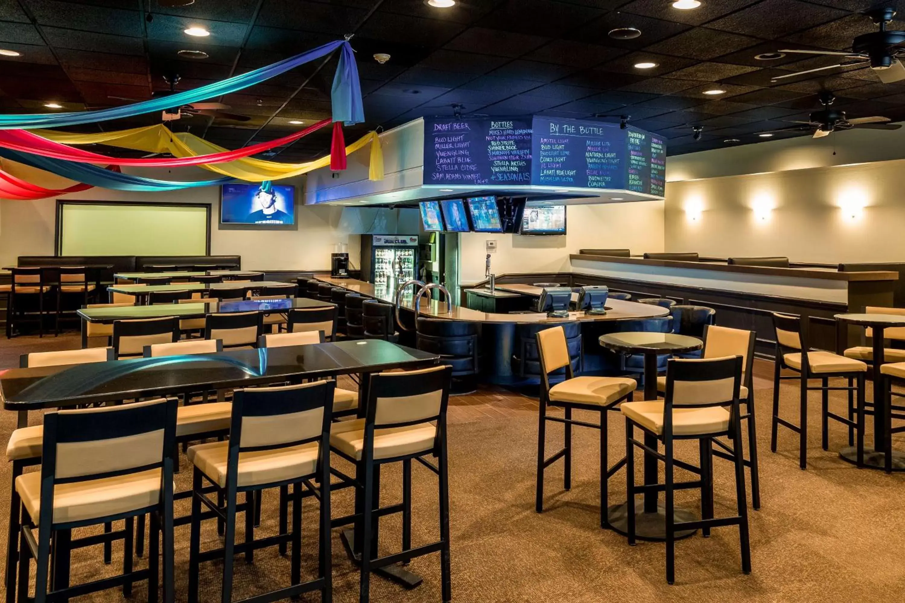 Lounge or bar, Restaurant/Places to Eat in Park Inn By Radisson Sharon