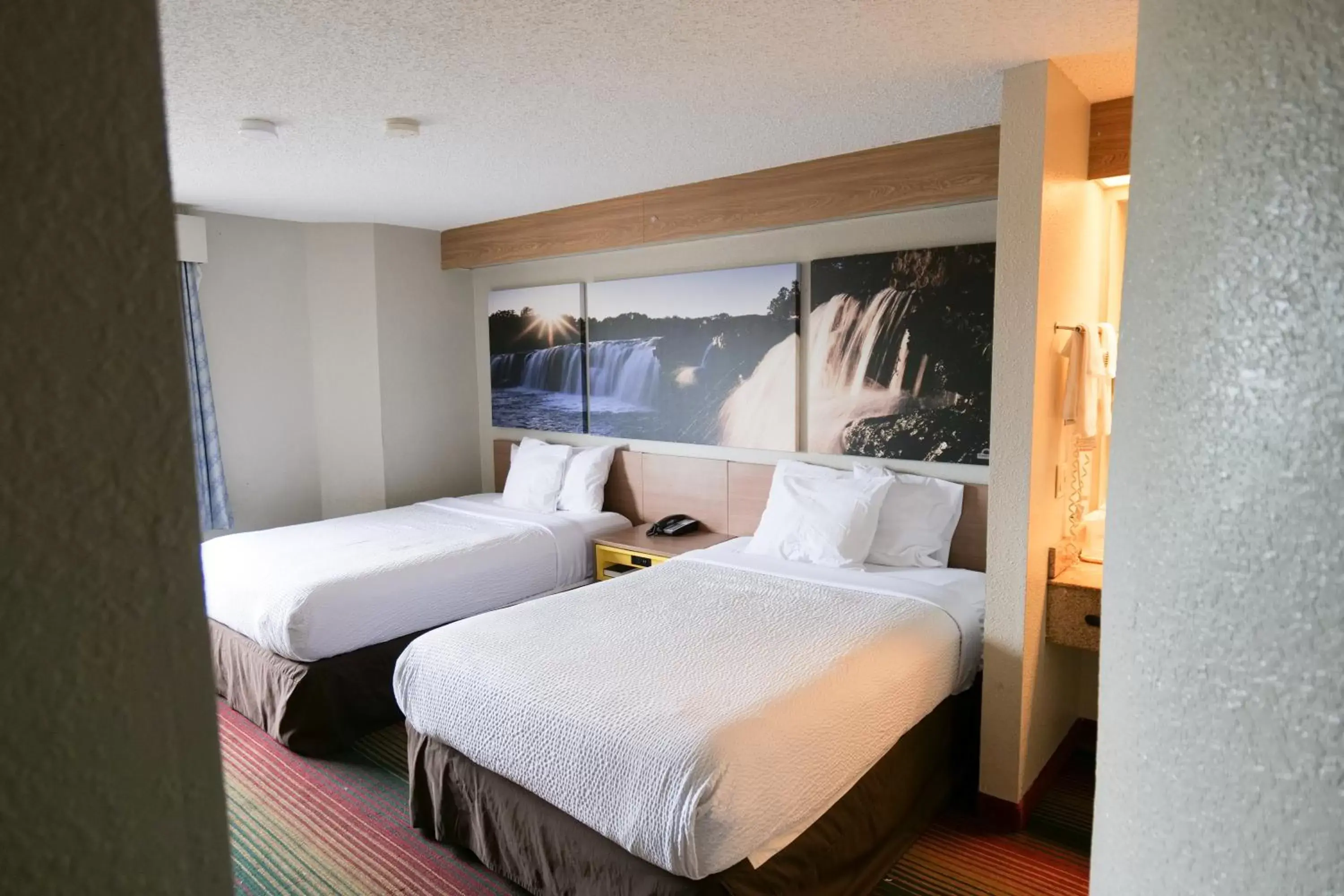 Bedroom, Bed in Days Inn by Wyndham Flint/Bishop International Airport