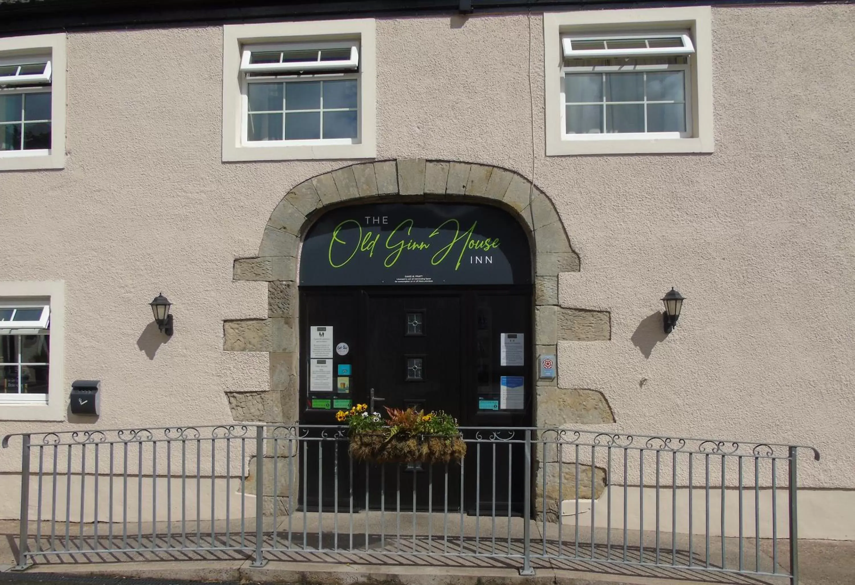 Facade/entrance in The Old Ginn House Inn