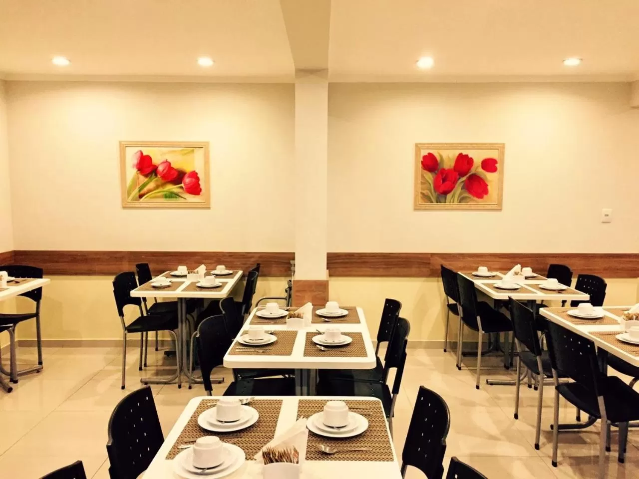 Restaurant/places to eat in Astor Hotel