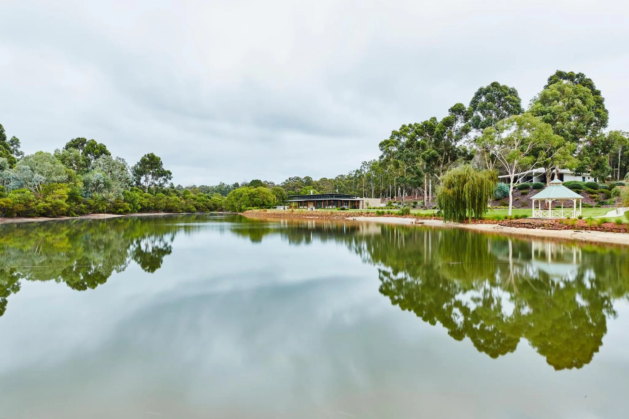 Lake view in Eight Willows Retreat