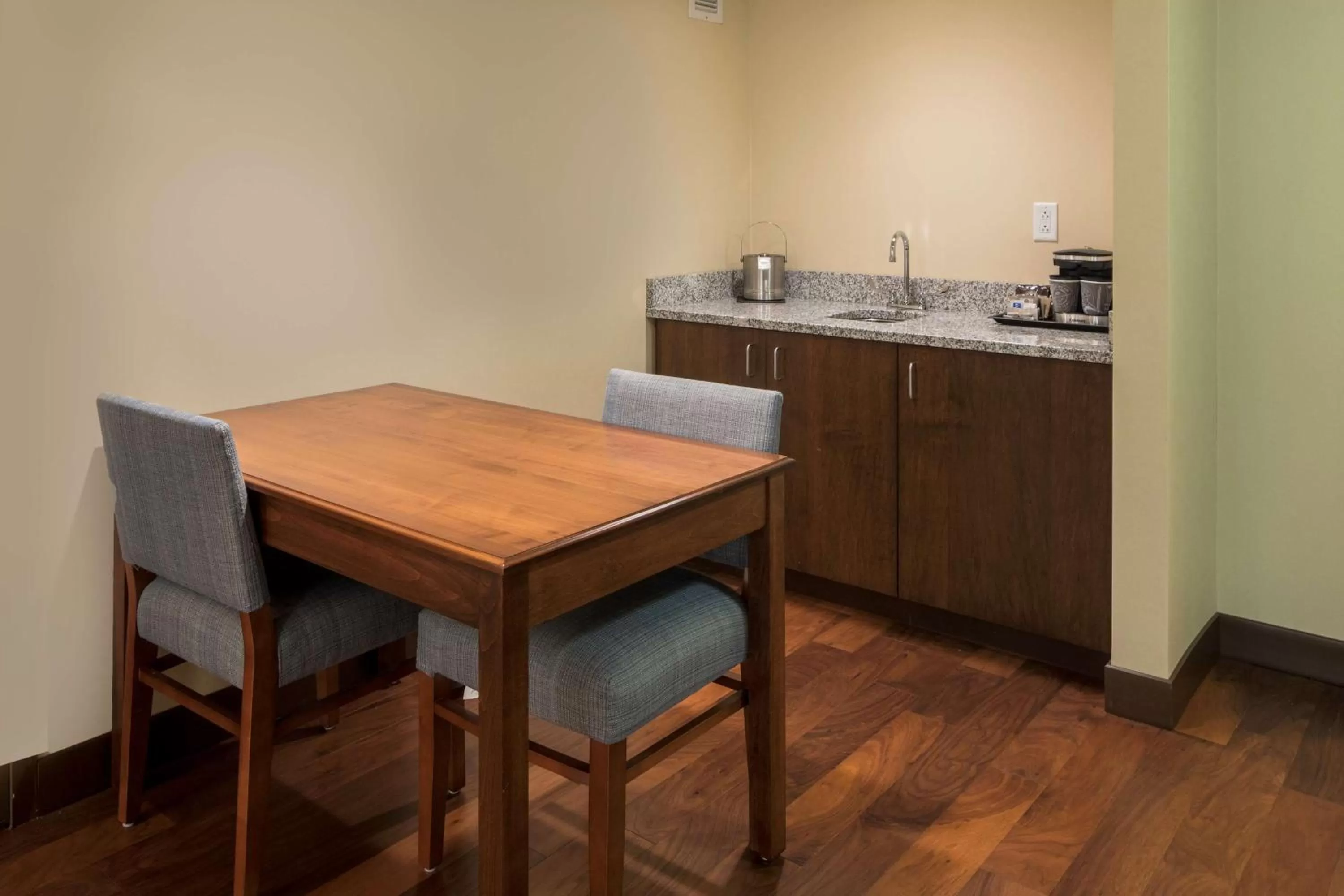 Photo of the whole room in DoubleTree by Hilton Pittsburgh - Cranberry