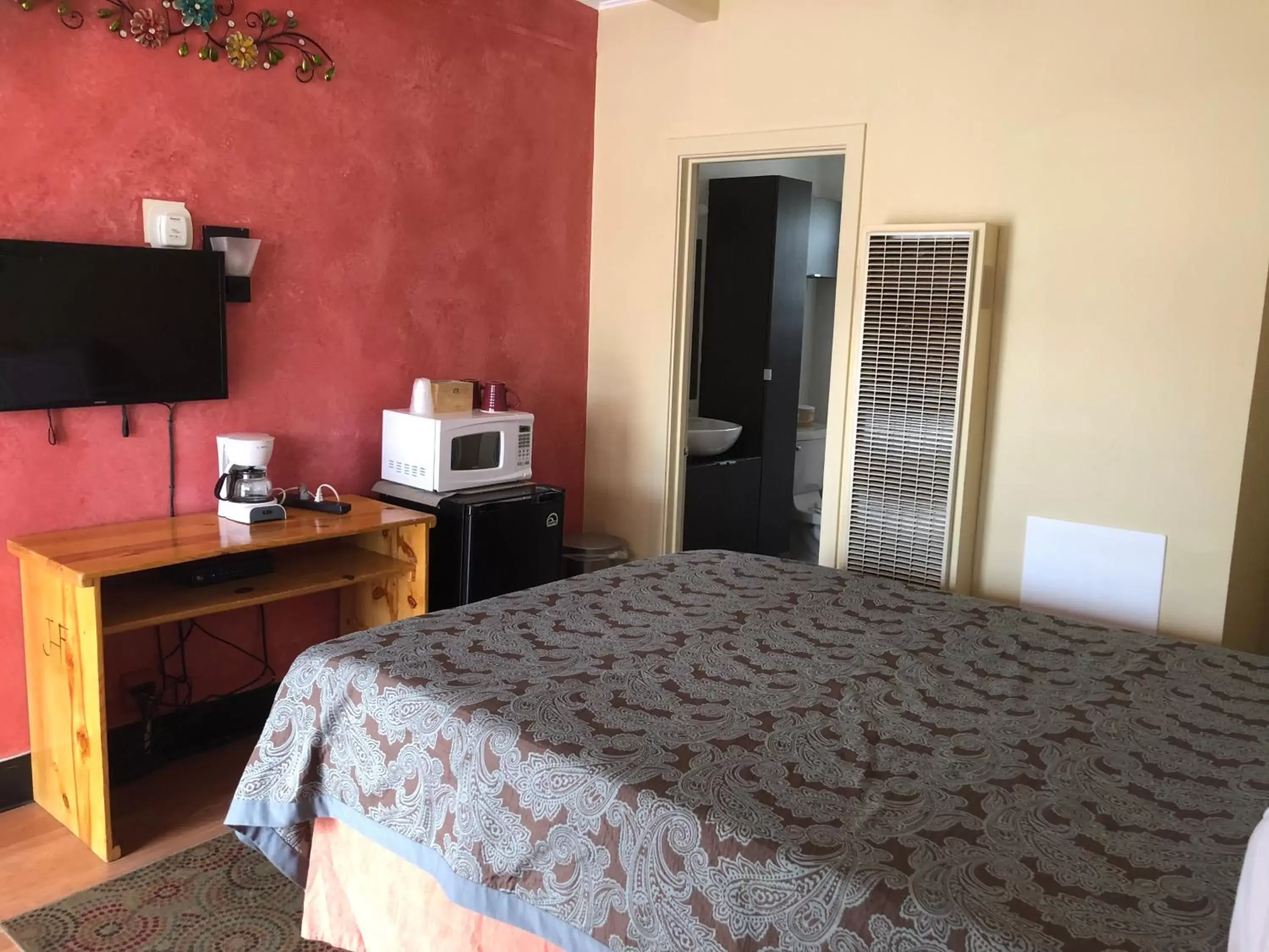 Photo of the whole room, Bed in Highlander Motel Photo of the whole room, Bed in Highlander Motel