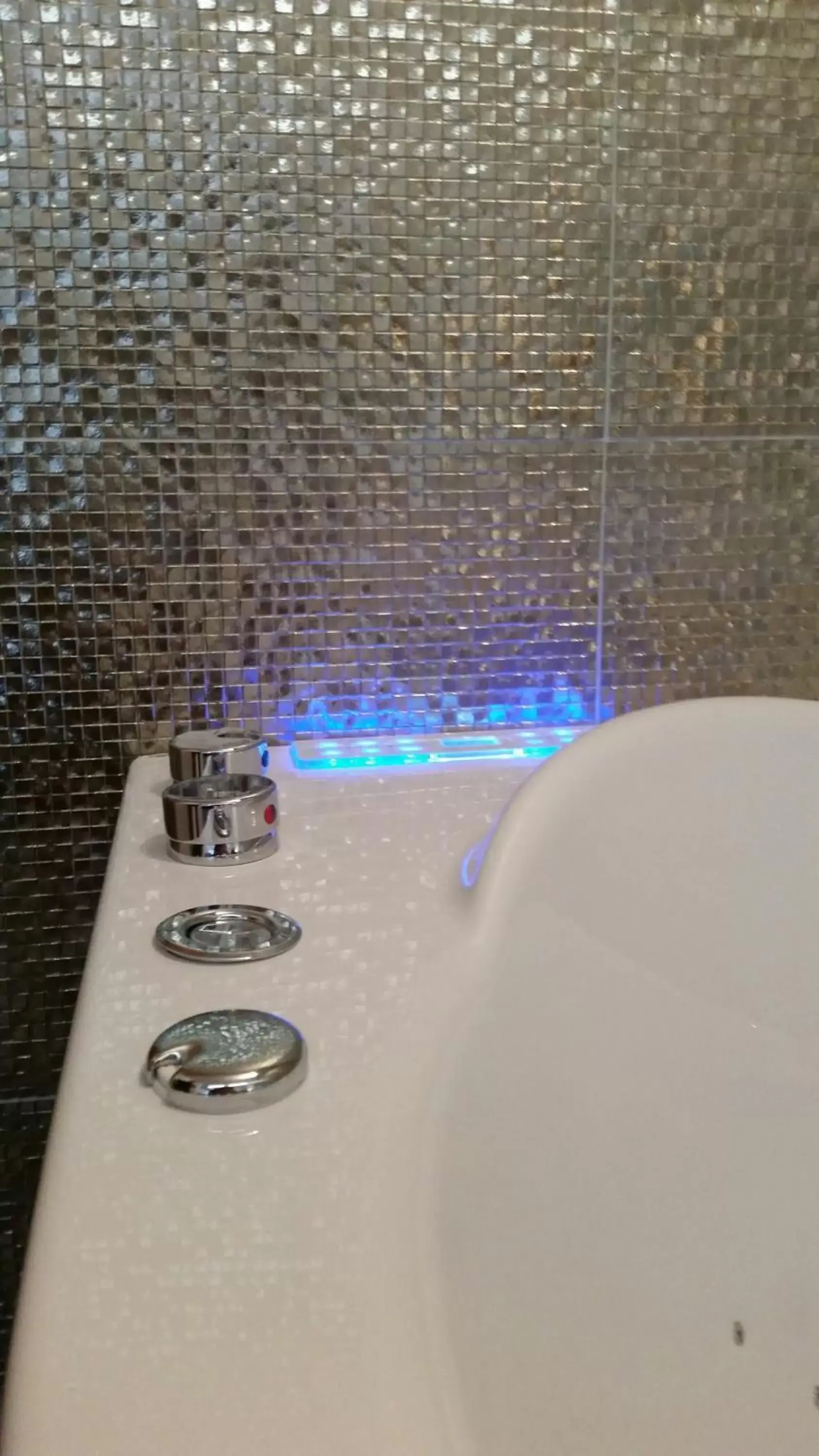 Hot Tub, Bathroom in Hotel Crystal