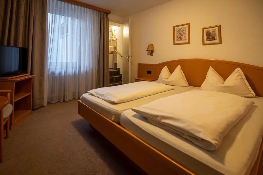 Double Room with Private Bathroom - single occupancy in Nostalgie Altstadthotel Kornpforte