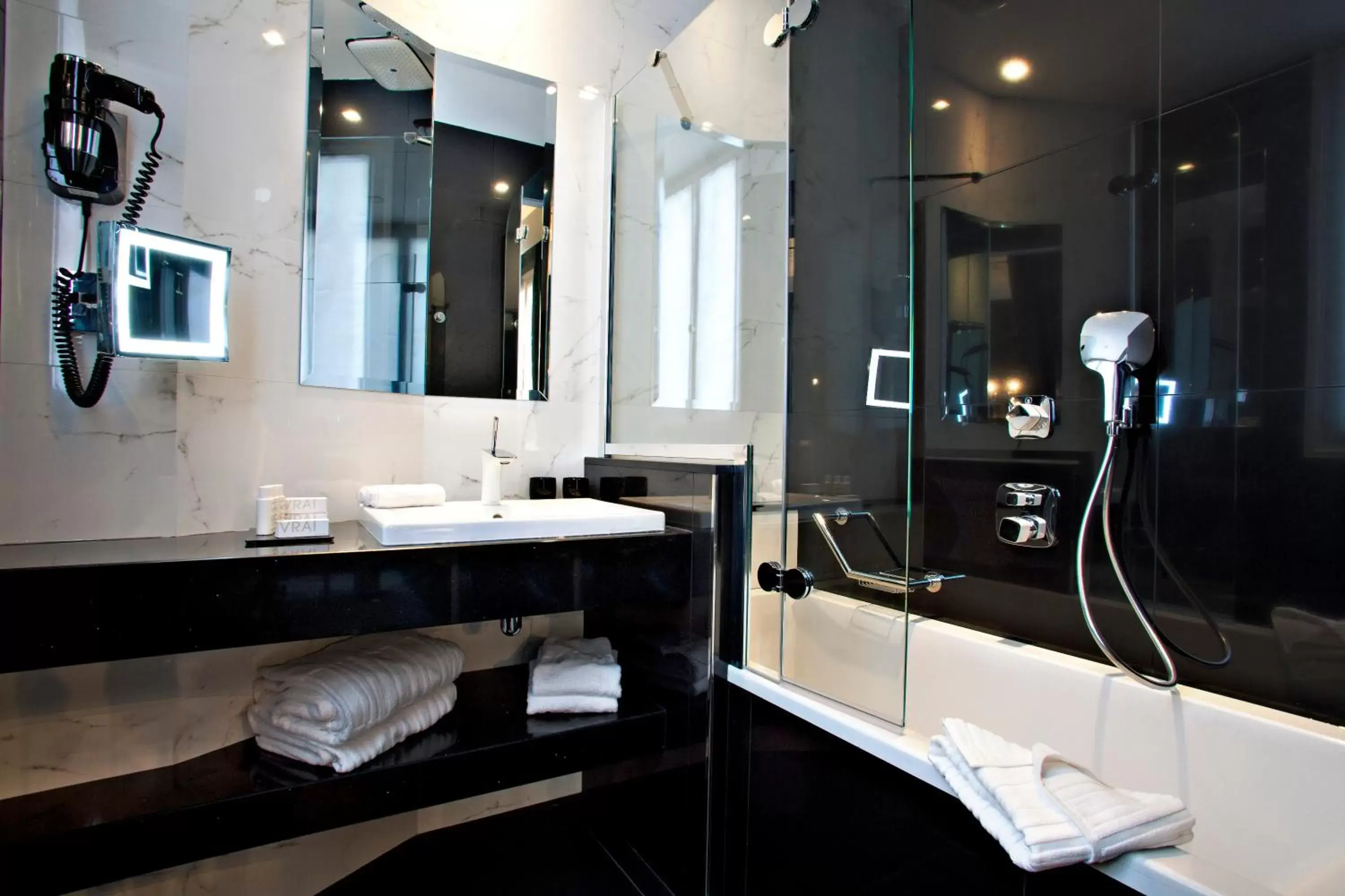 Bathroom in Maison Albar Hotels Le Champs-Elysées
