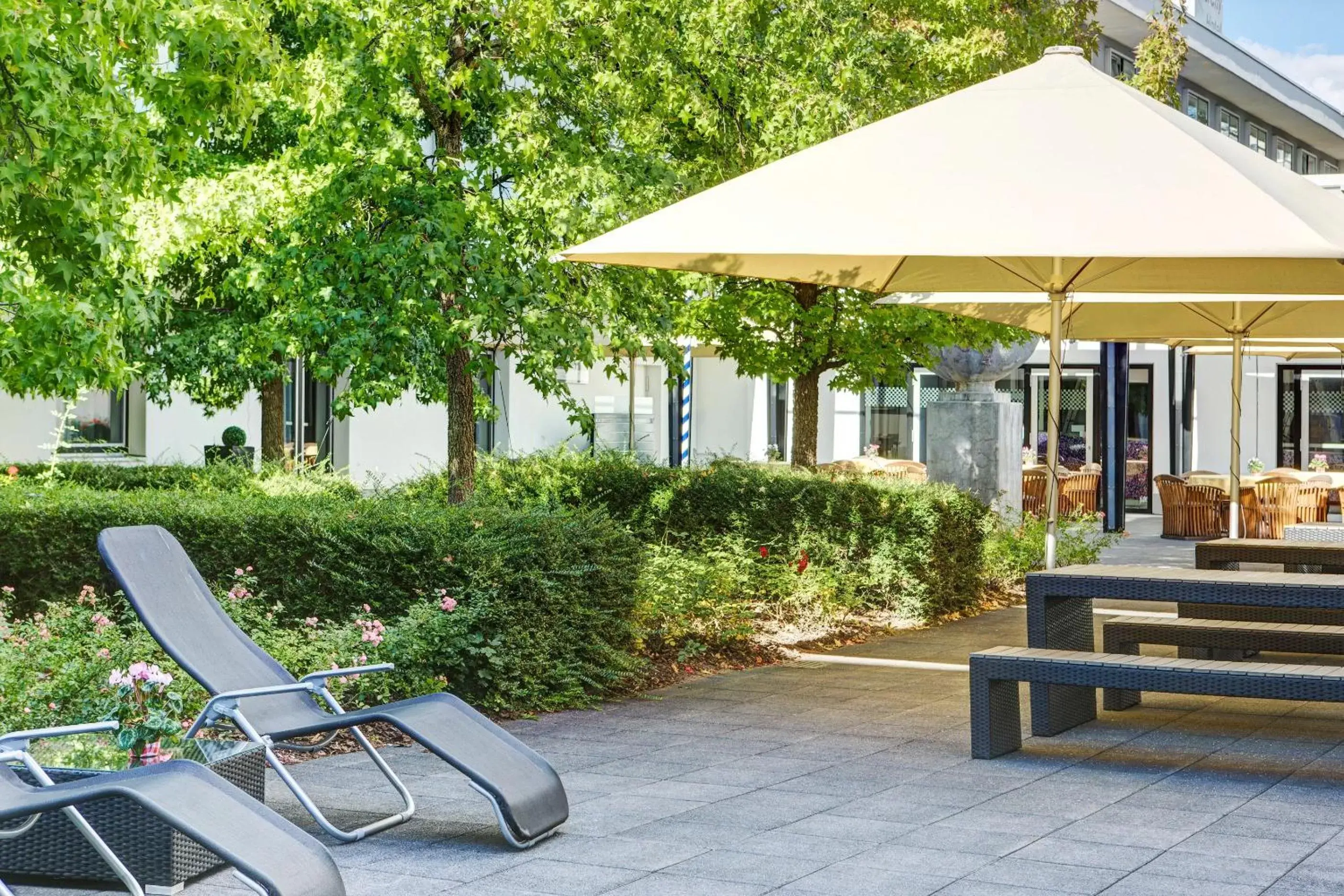 BBQ facilities, Patio/Outdoor Area in IntercityHotel Frankfurt Airport