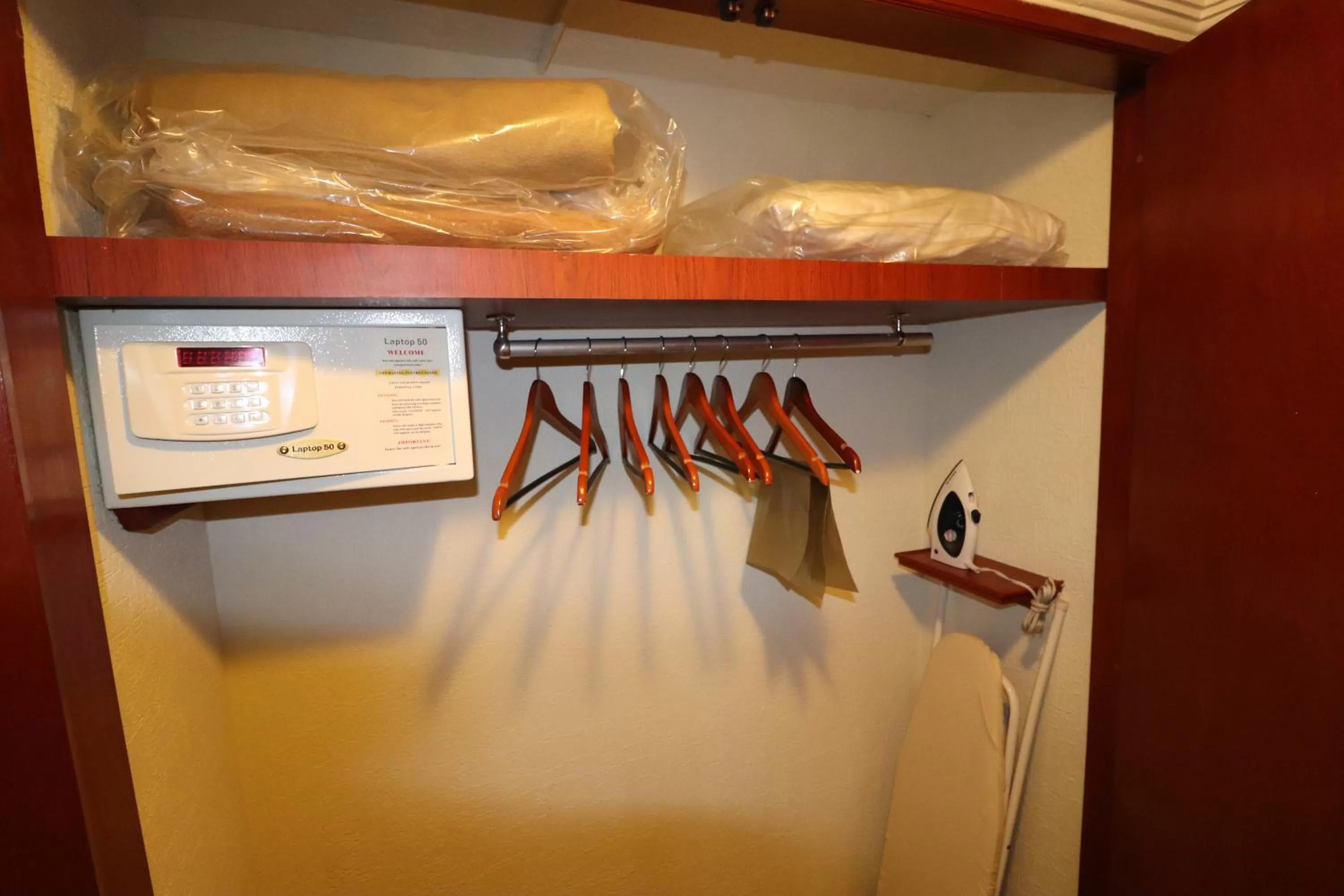 wardrobe in Best Western Plus Gran Marques