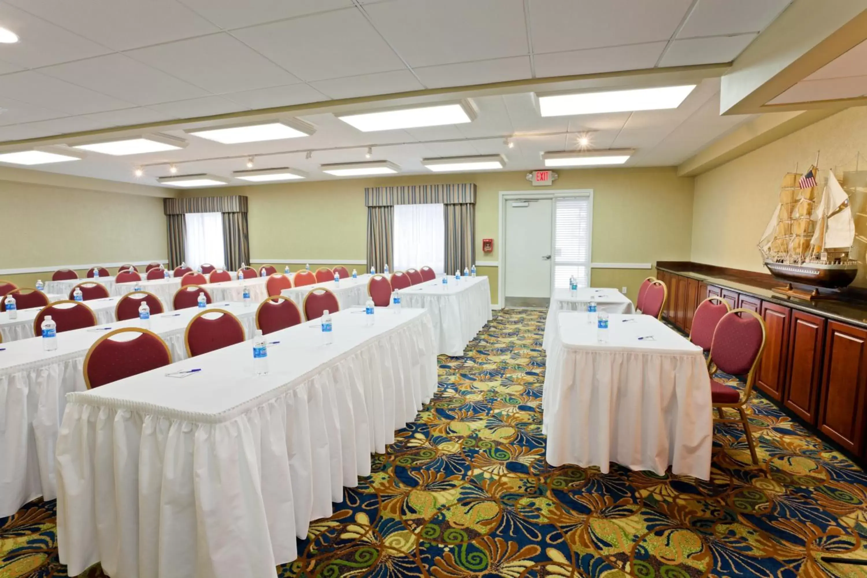 Meeting/conference room in Holiday Inn Express Hotel & Suites Port Clinton-Catawba Island, an IHG Hotel