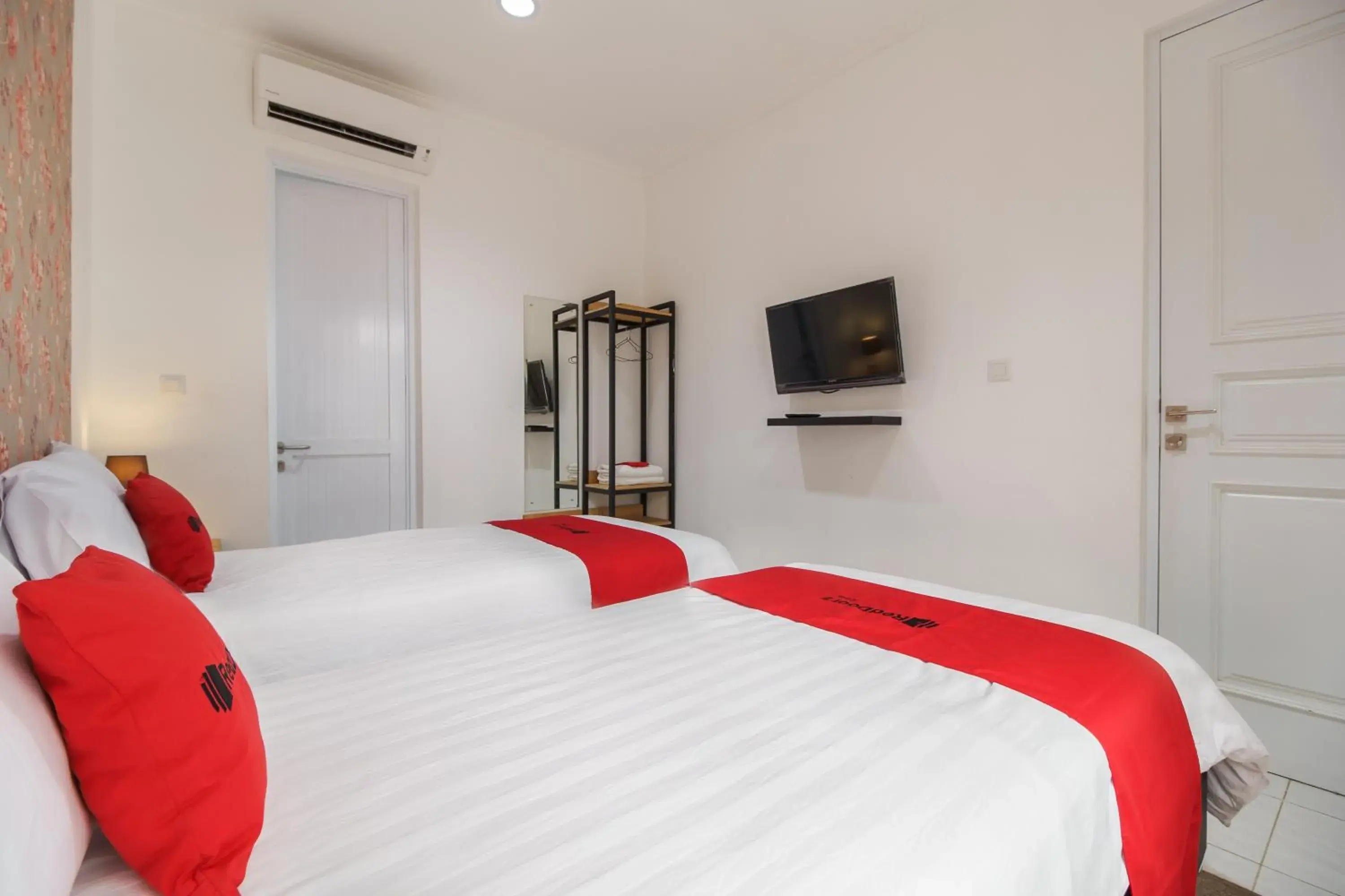 Bed in RedDoorz Plus near Exit Toll Puncak 2 Bed in RedDoorz Plus near Exit Toll Puncak 2