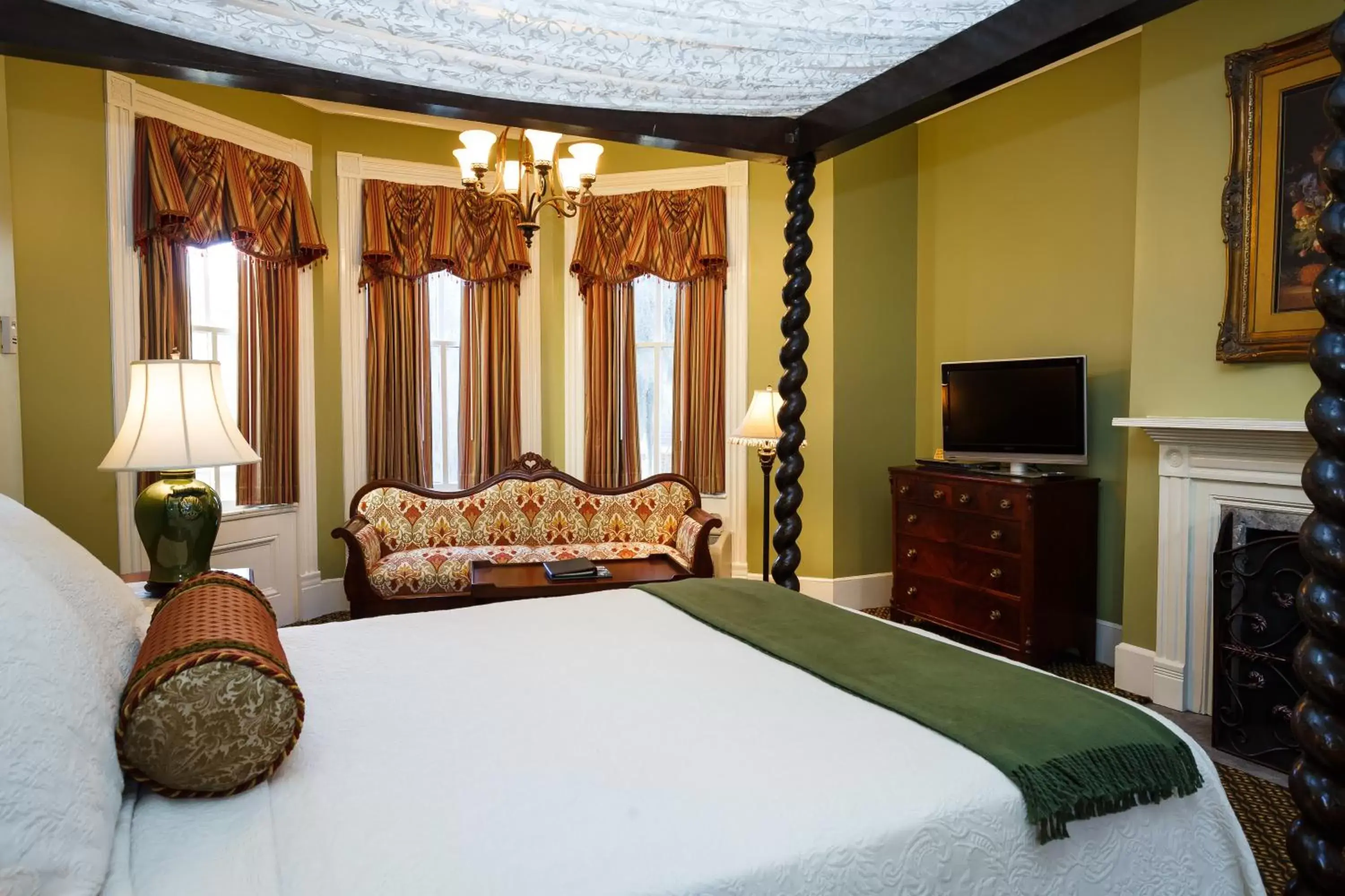 Photo of the whole room, Bed in Eliza Thompson House, Historic Inns of Savannah Collection