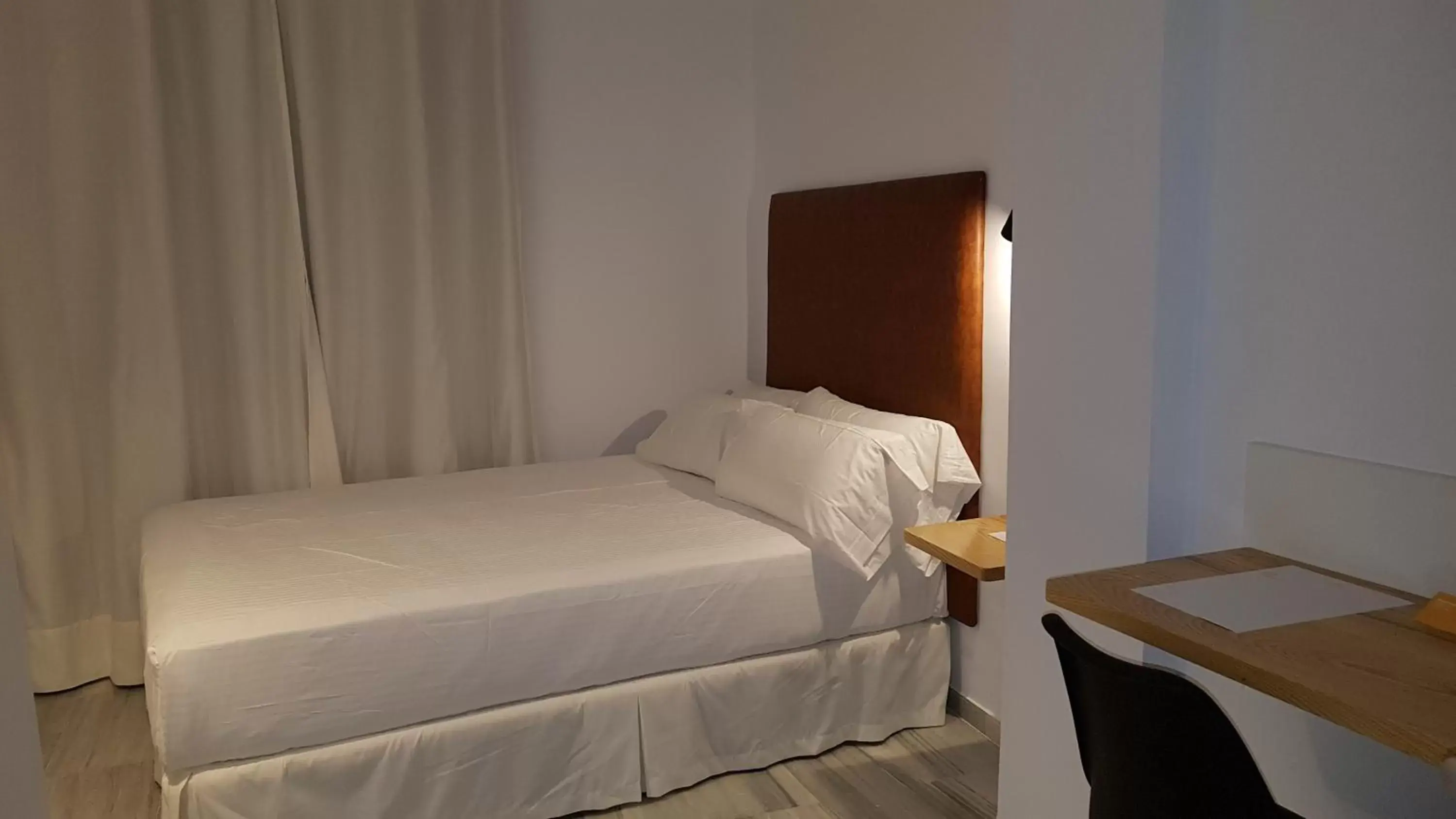 Bedroom, Bed in Basic Hotel Sevilla Catedral