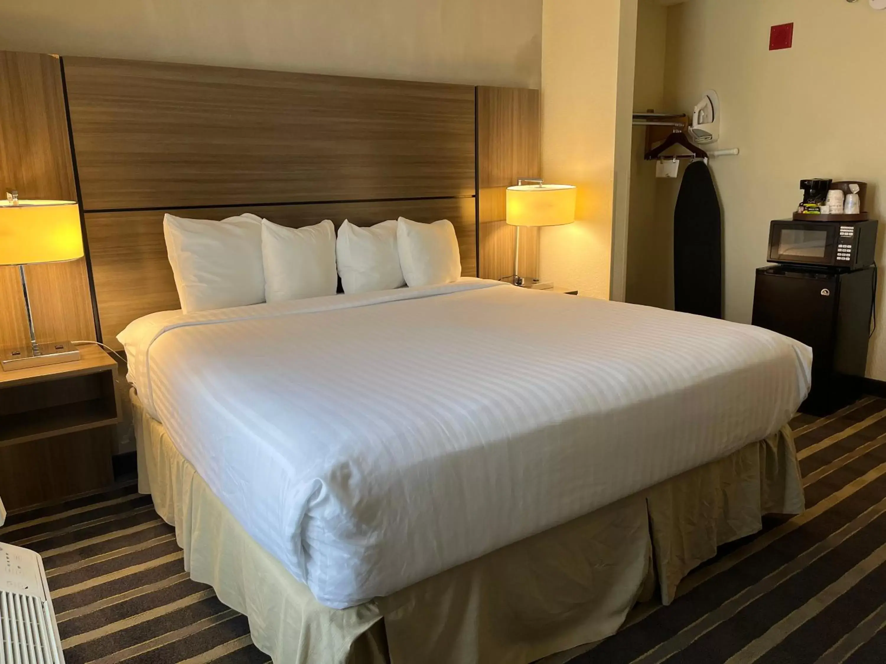 Bedroom, Bed in Sky Point Hotel & Suites - Atlanta Airport