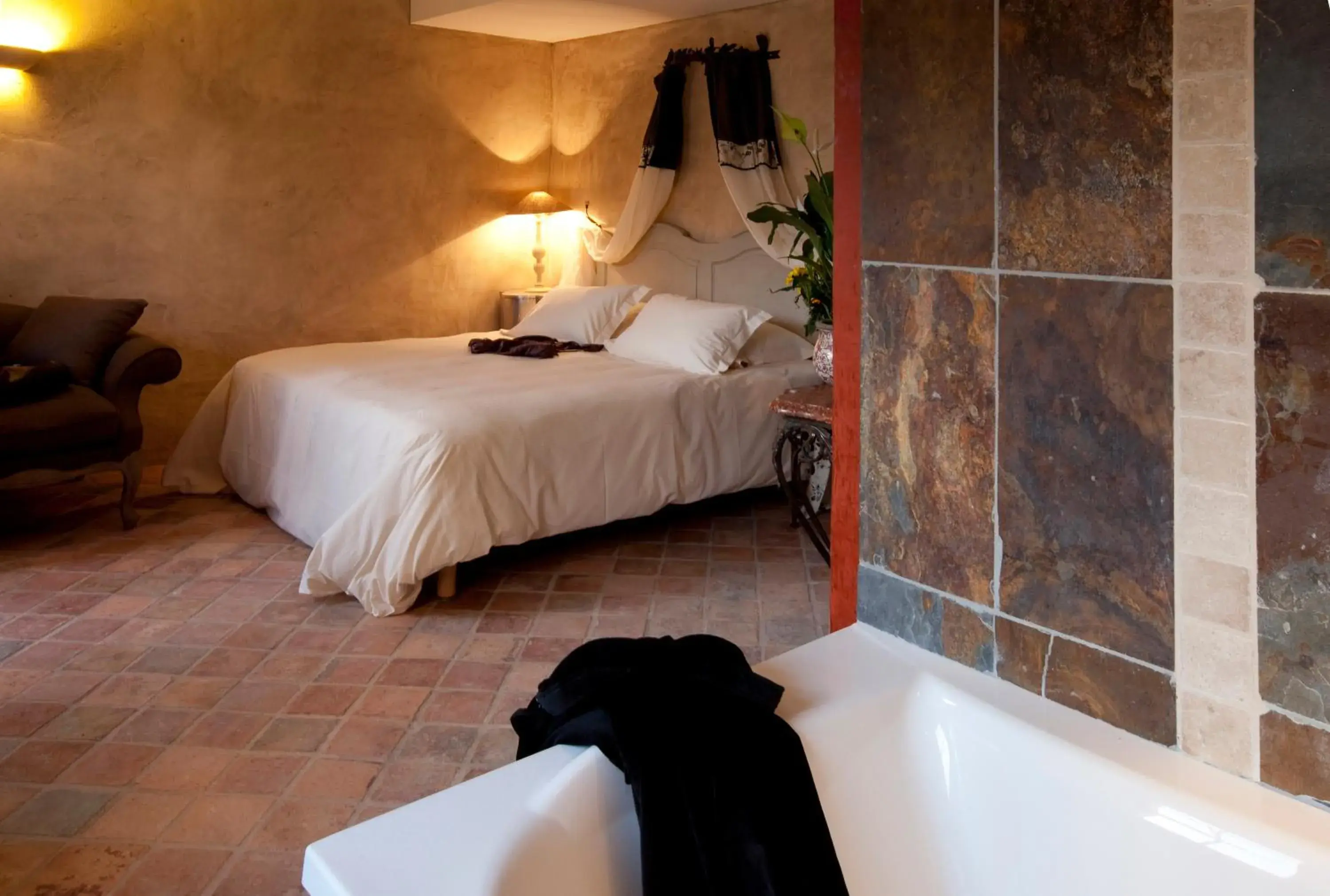 Photo of the whole room, Bed in Hôtel-Spa Le Saint Cirq