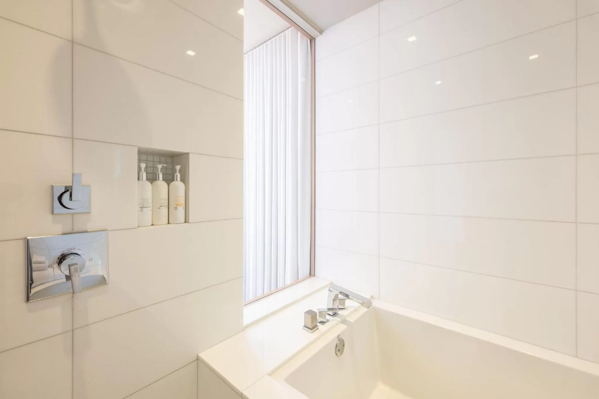 Bathroom in Kimpton Hotel Wilshire by IHG