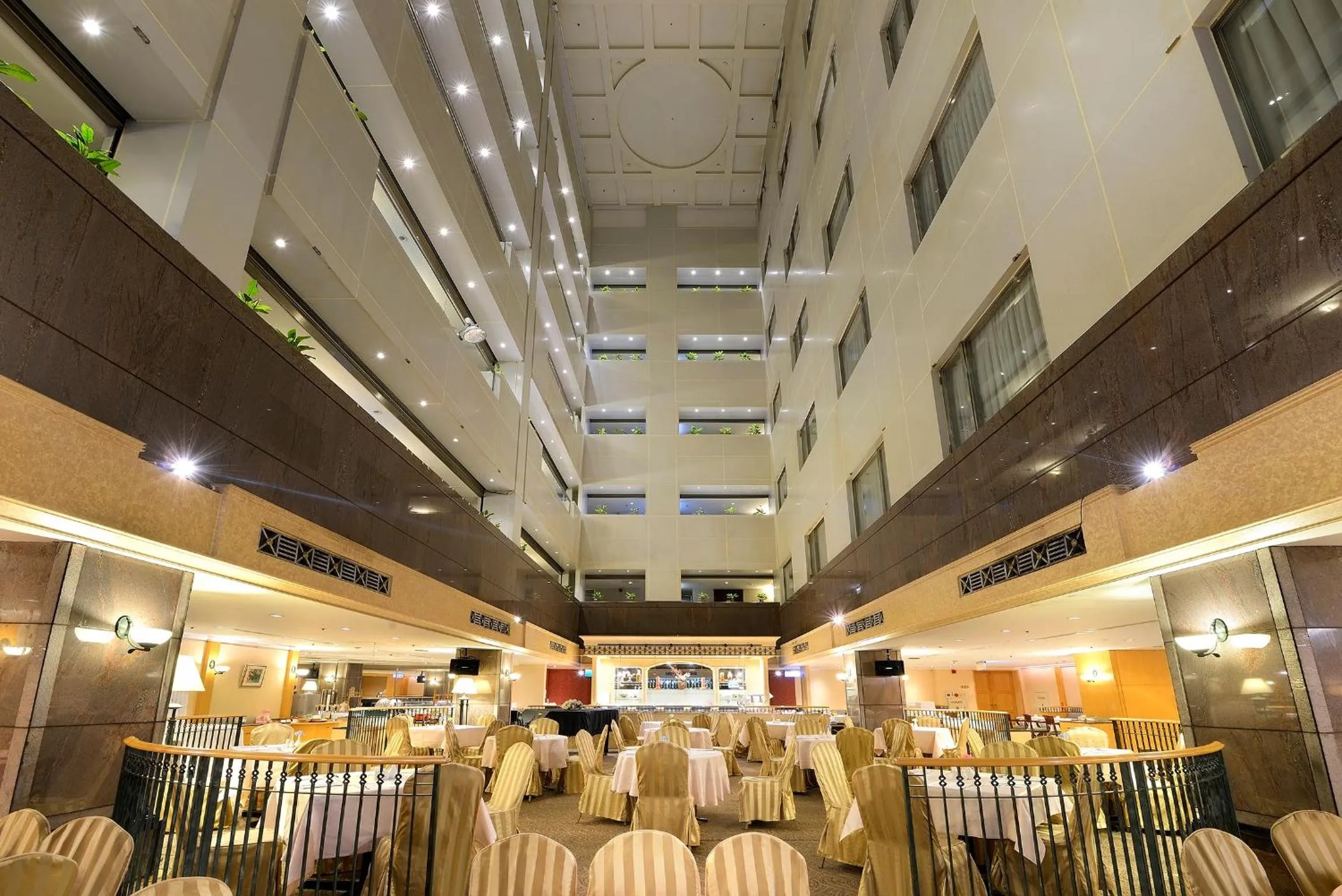 Restaurant/places to eat in Le Midi Hotel Jungli