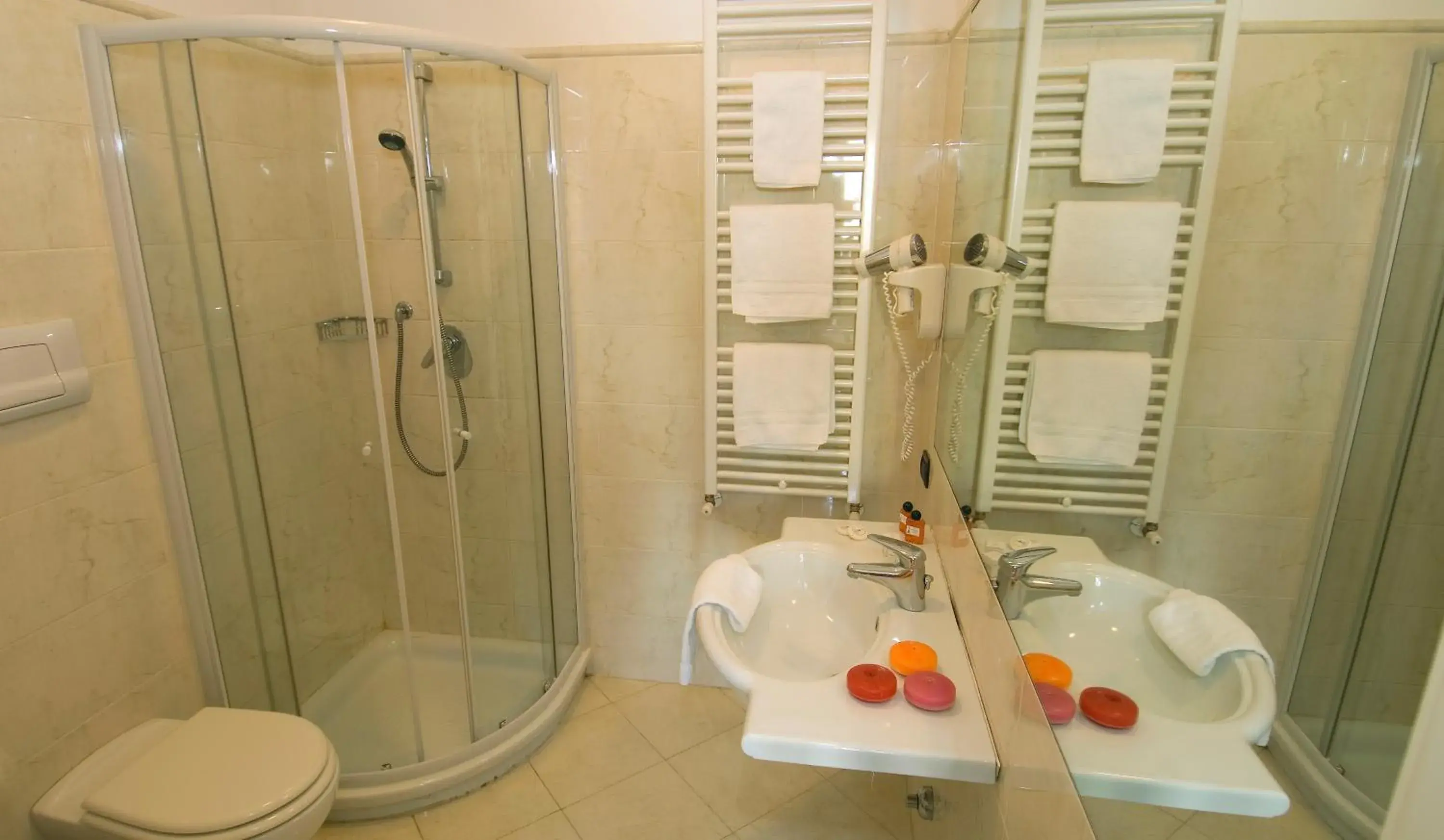 Shower, Bathroom in Hotel Cinque Giornate