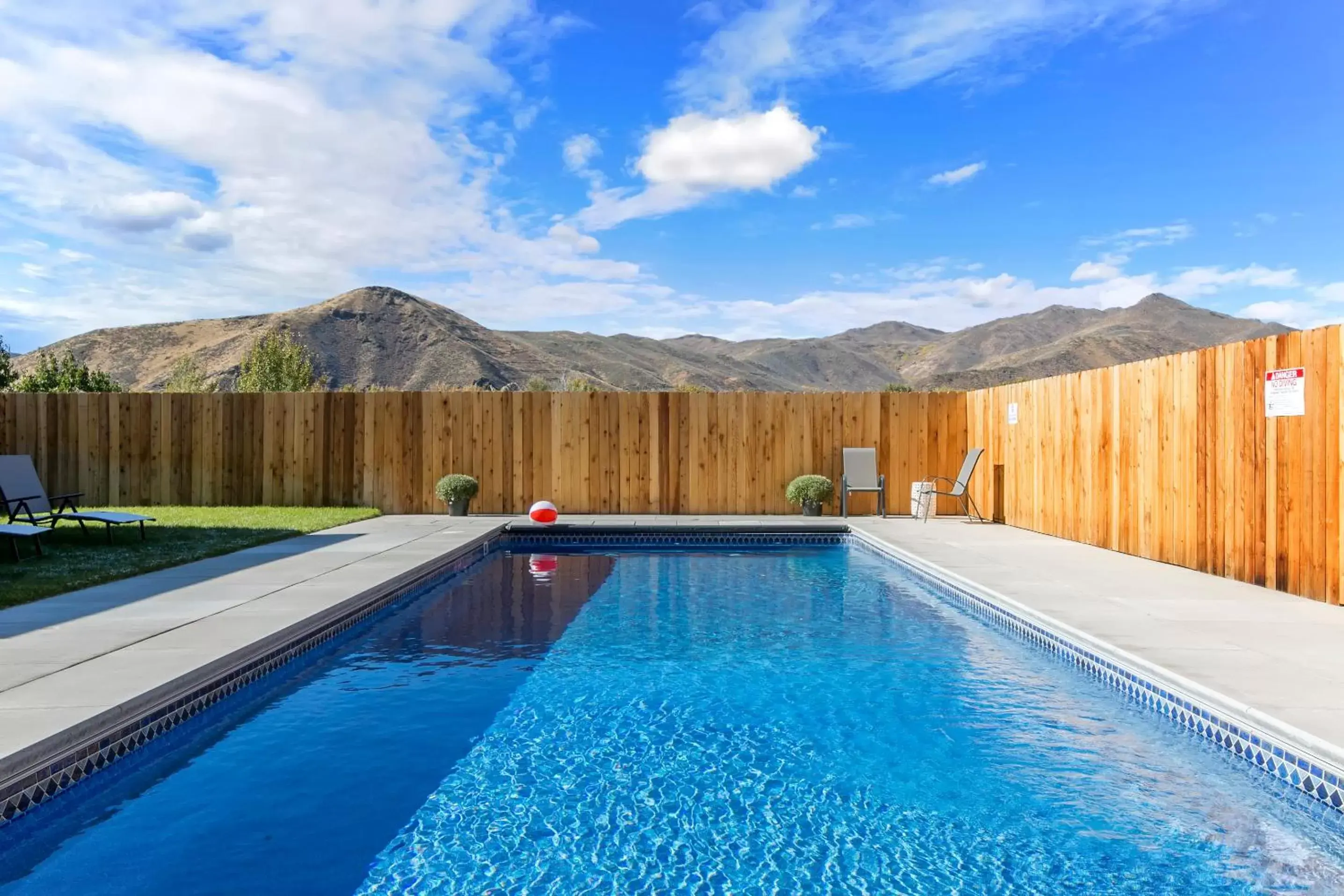 Swimming Pool in Silver Creek Hotel