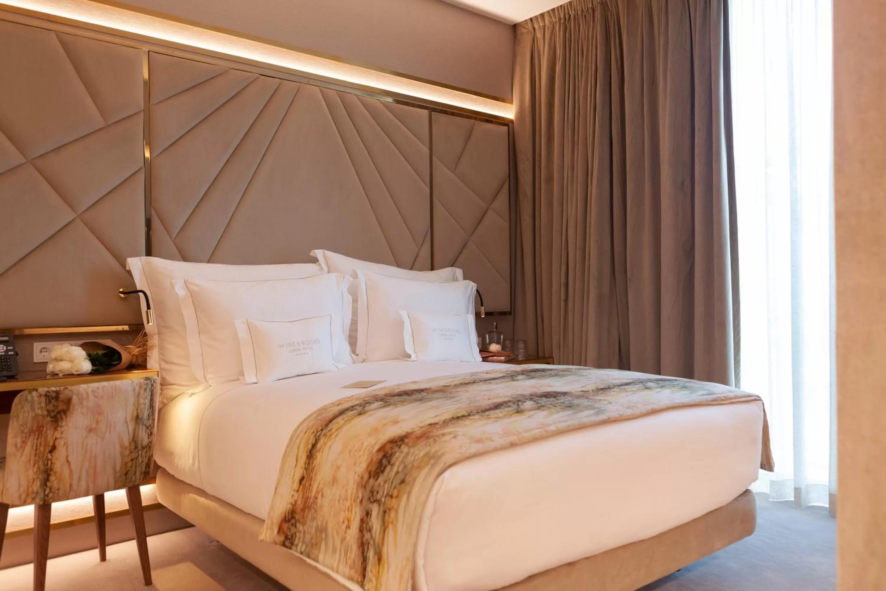 Bed in Wine & Books Lisboa Hotel