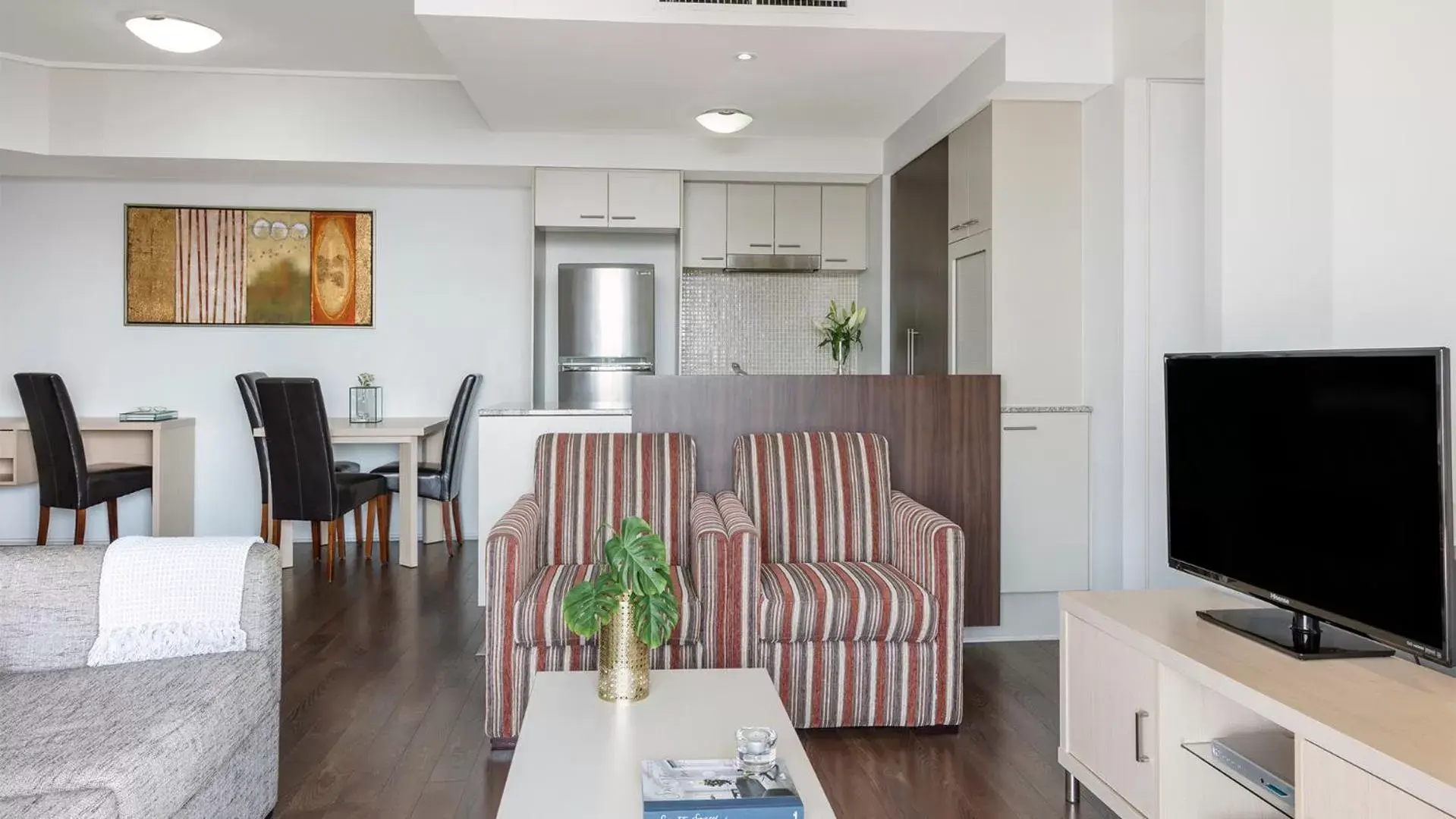 TV and multimedia, Dining Area in Oaks Brisbane Aurora Suites