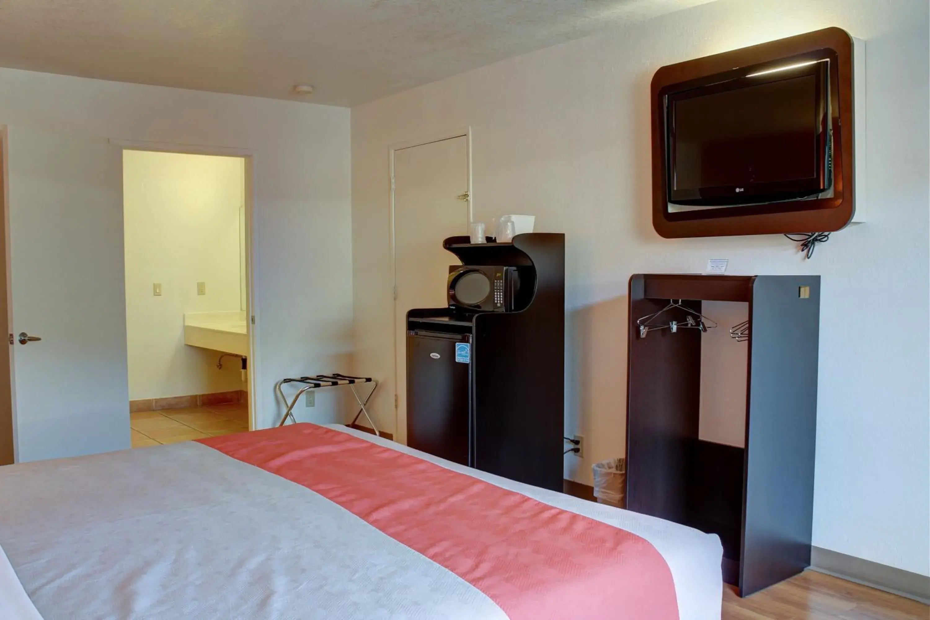 Bedroom, Bed in Motel 6-Bishop, CA