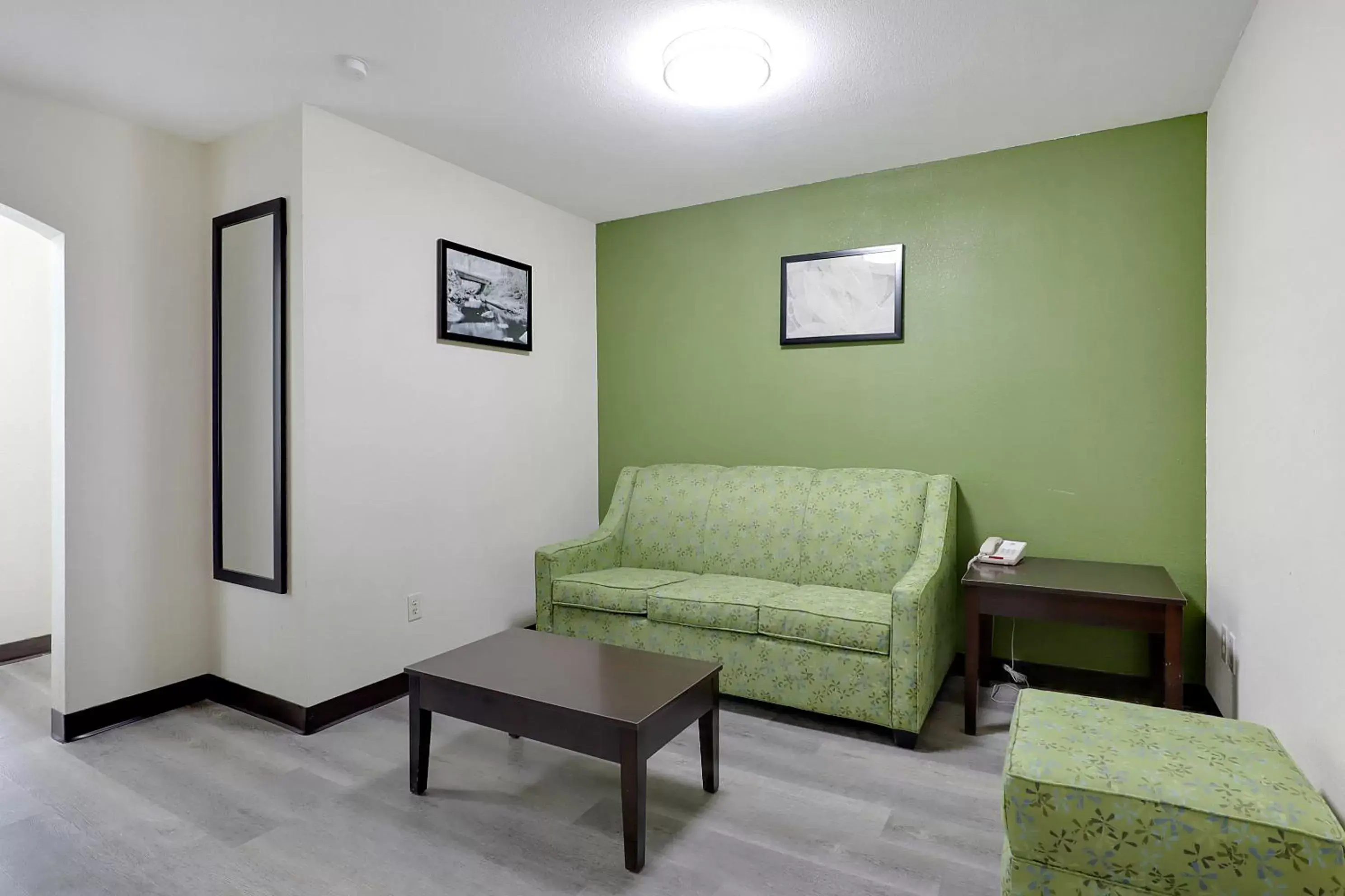 Living room, Seating Area in Quality Suites Albuquerque Airport