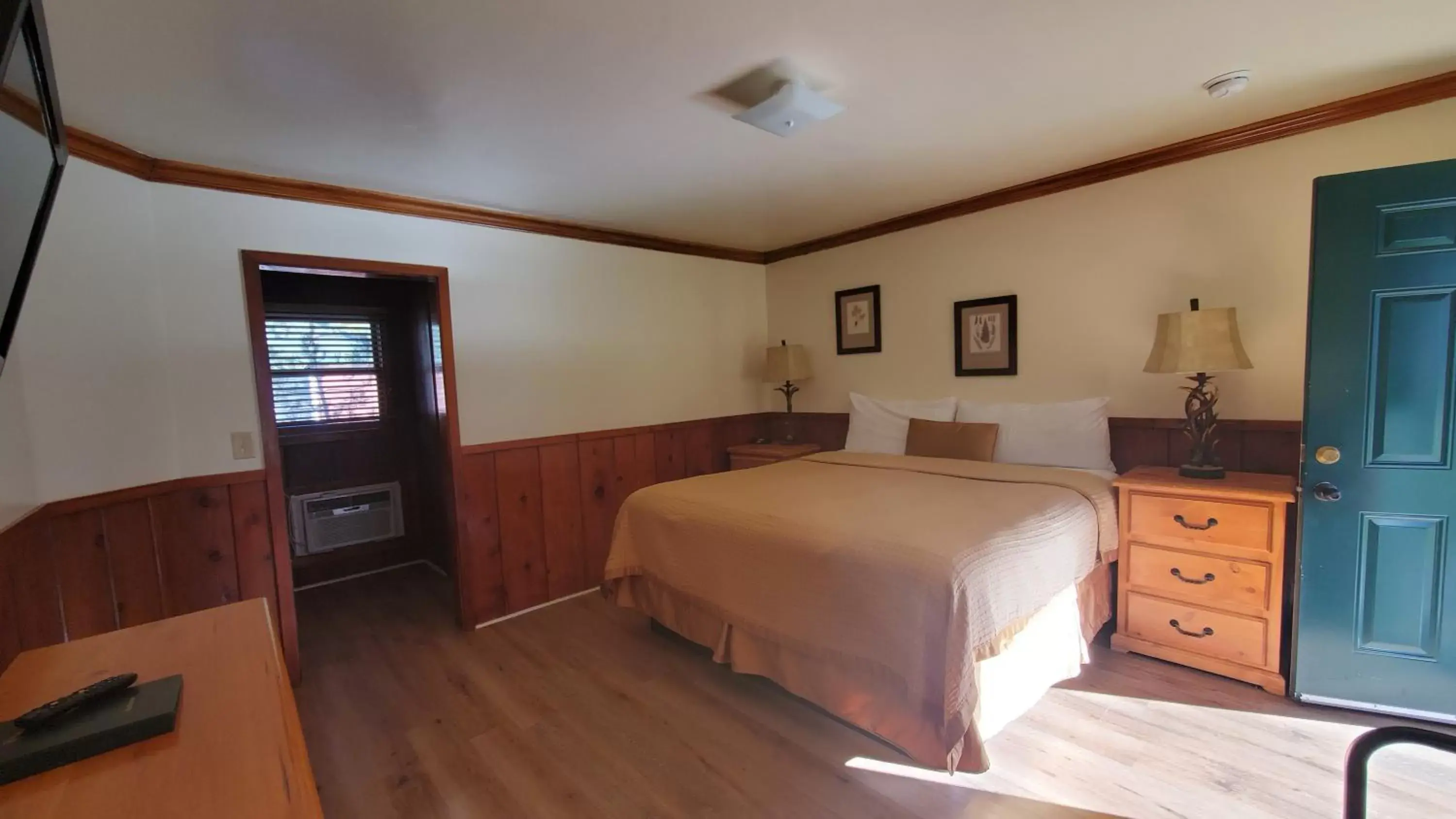 Bed in Kernville Inn