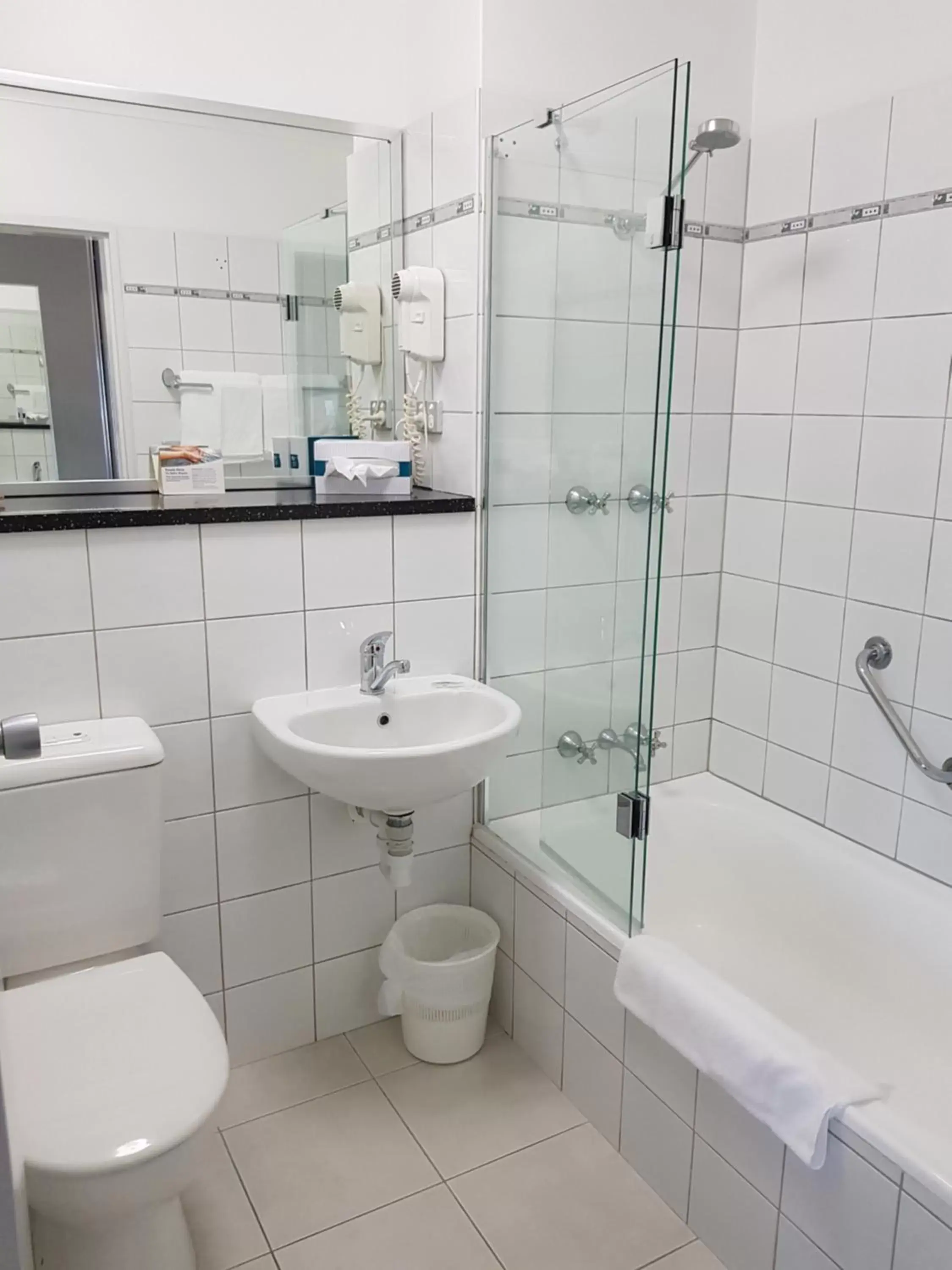 Bathroom in Burnie Central Townhouse Hotel