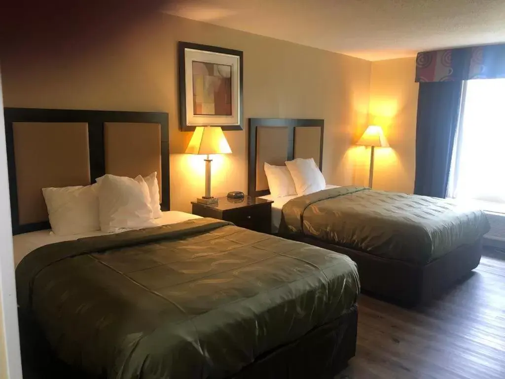 Bed in Quality Inn & Suites Woodstock near Lake Geneva