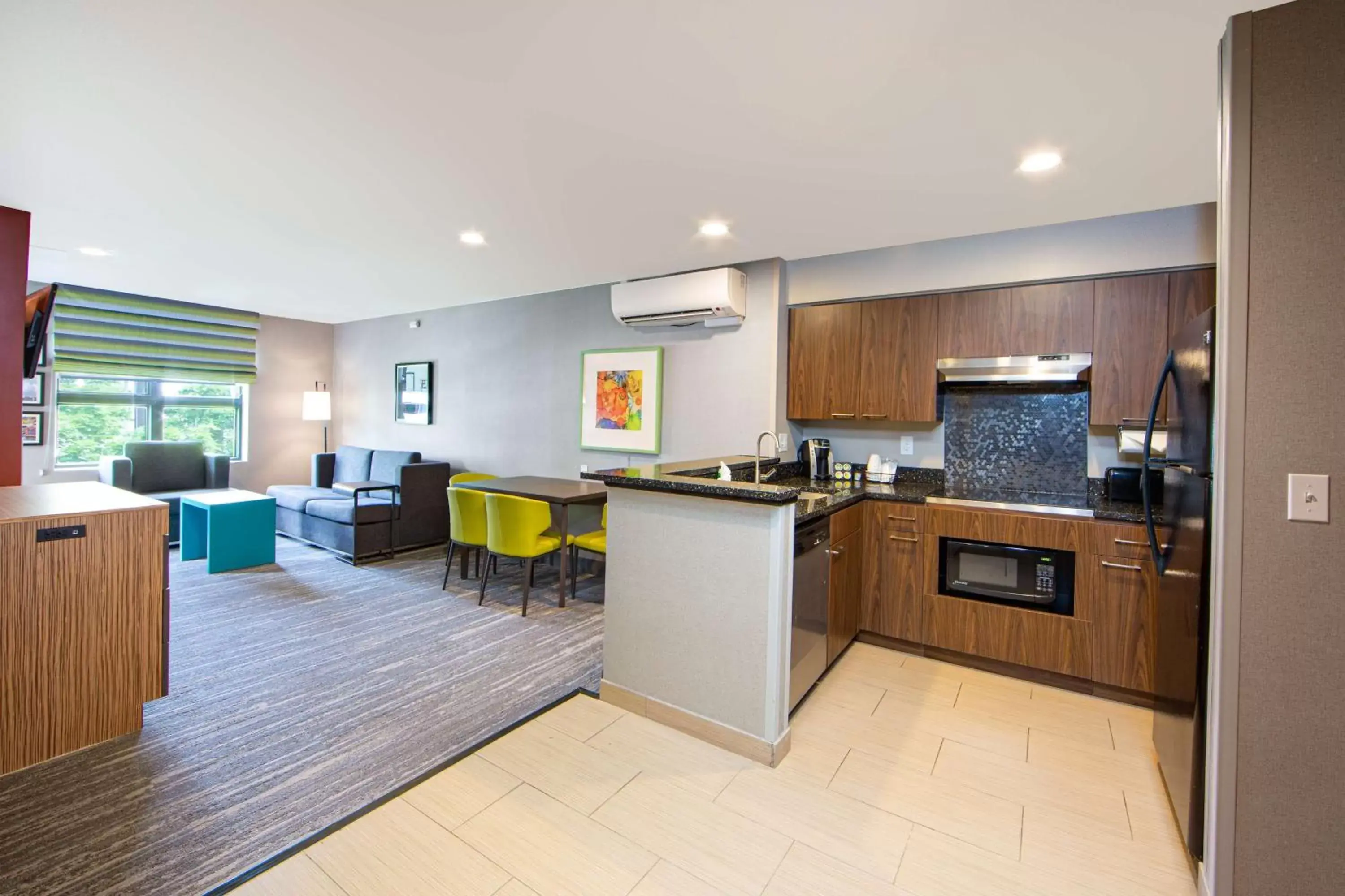 Living room, Kitchen/Kitchenette in Hampton Inn & Suites Seattle-Downtown