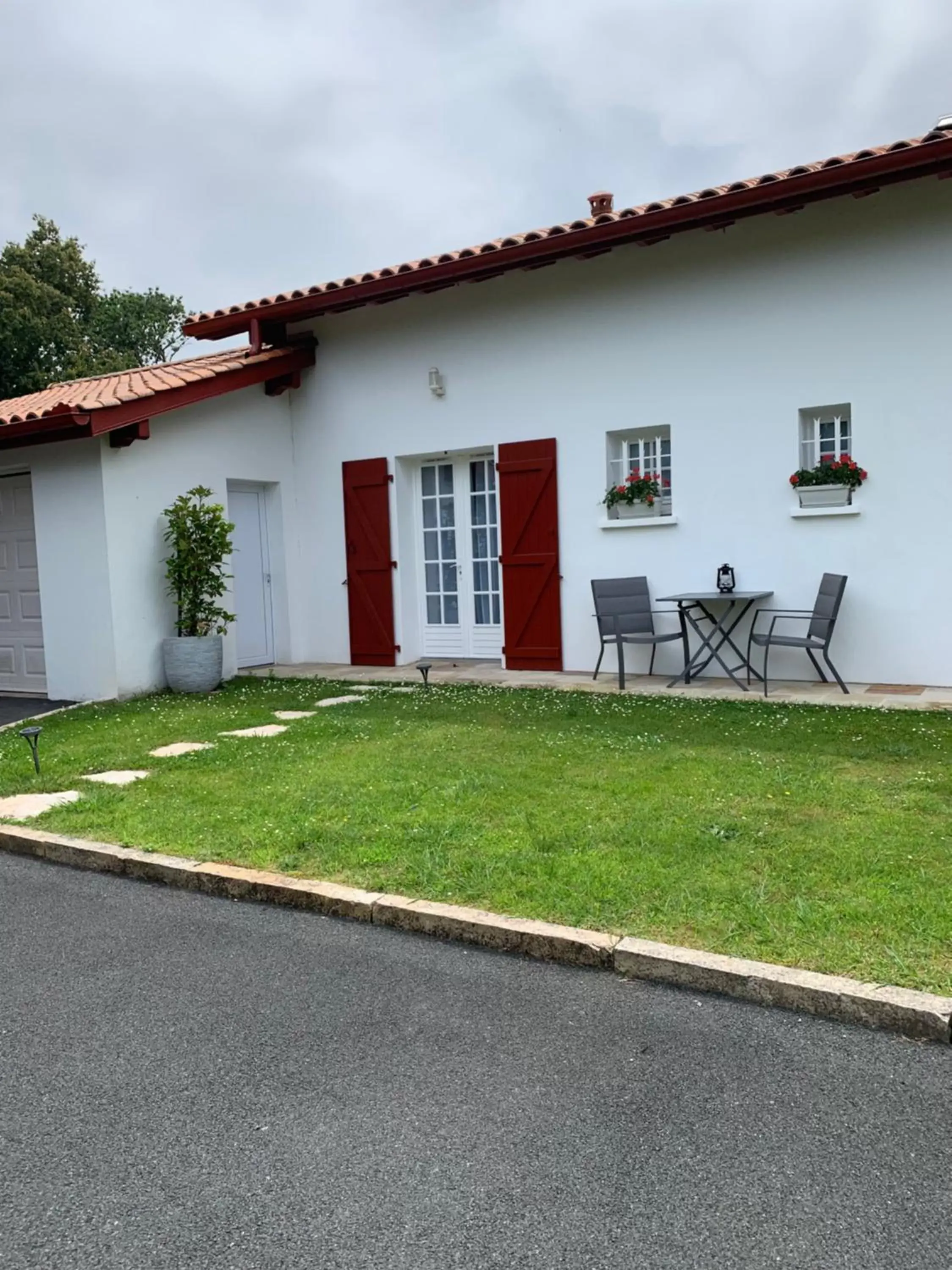 Facade/entrance, Property Building in Villa Les Hortensias B&B