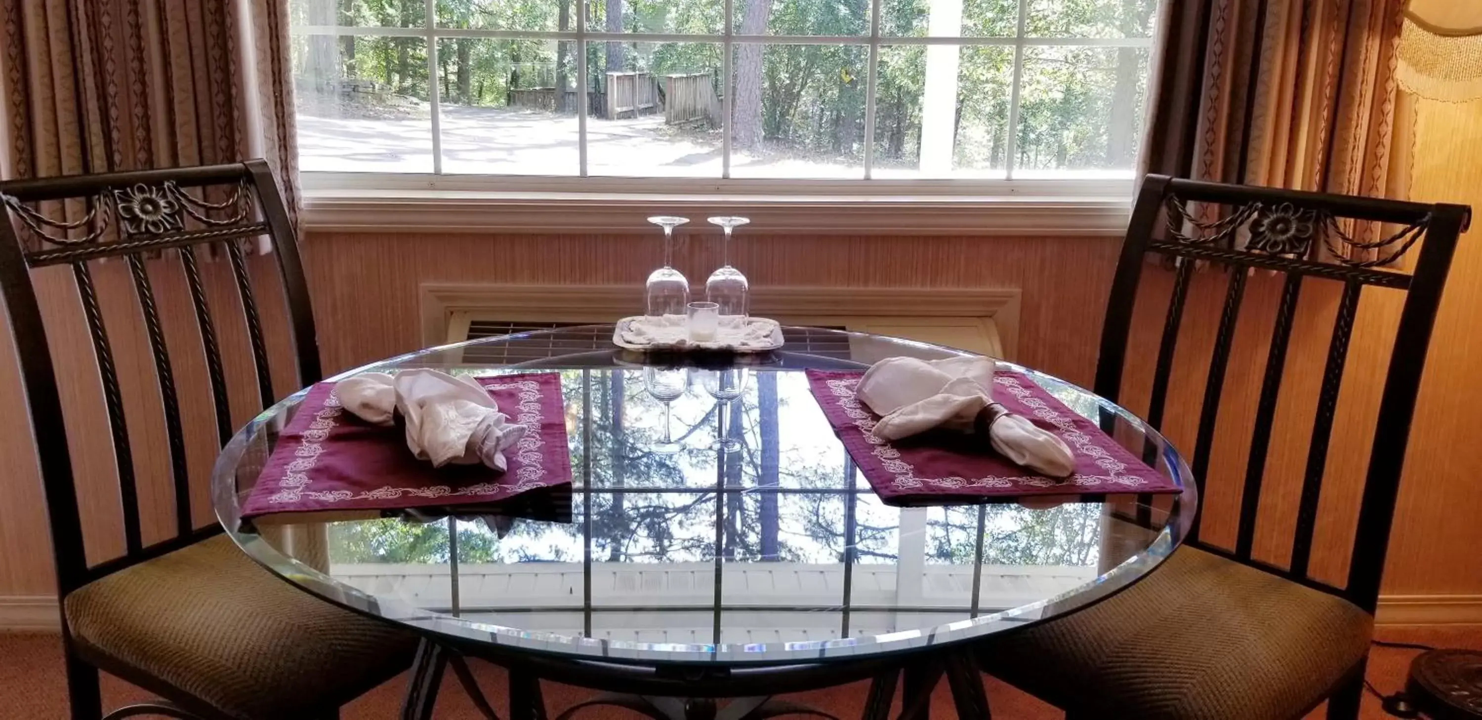 Dining area in Evening Shade Inn