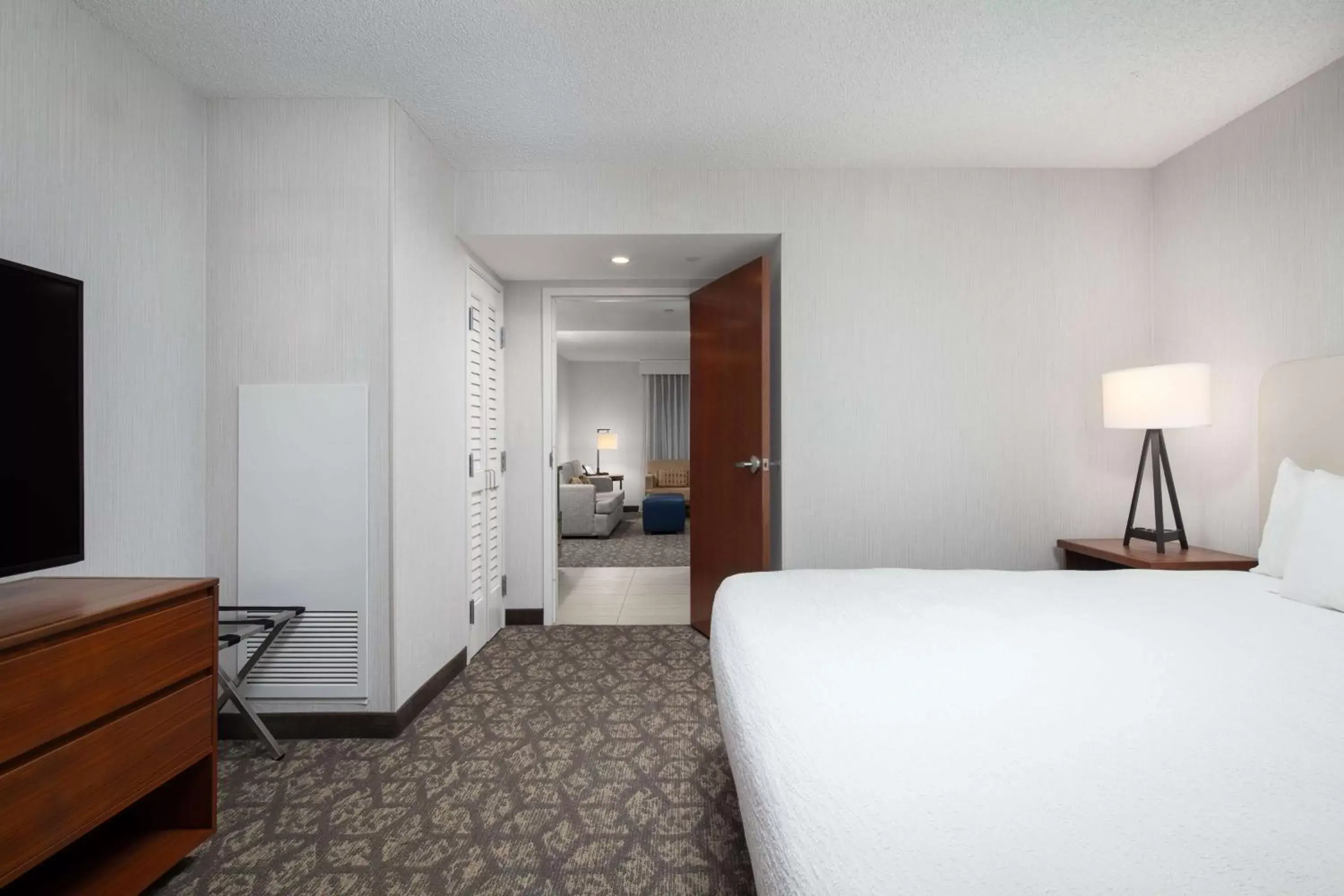 Photo of the whole room, Bed in Embassy Suites by Hilton Portland Airport