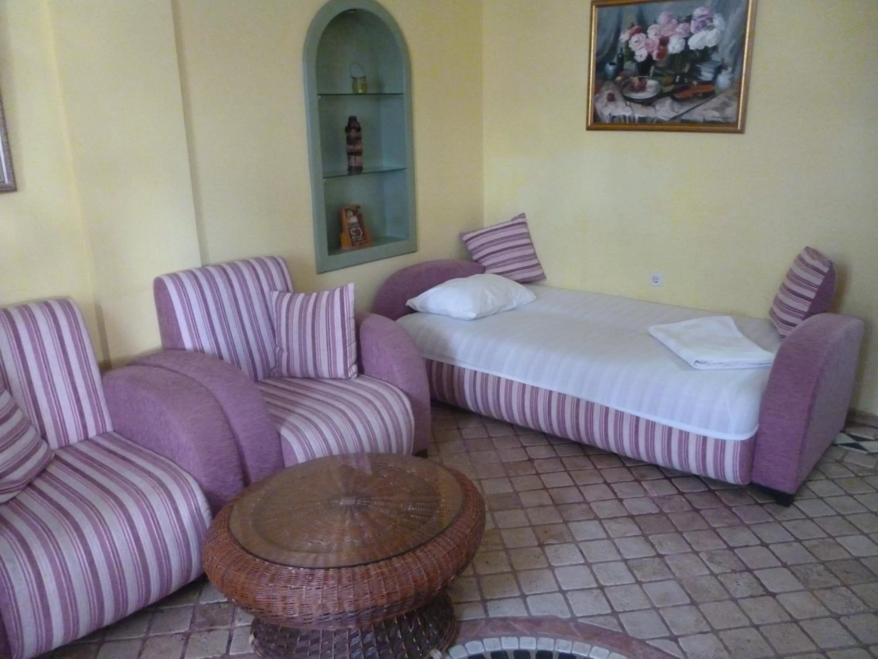 Living room, Bed in Frankfurt Hotel