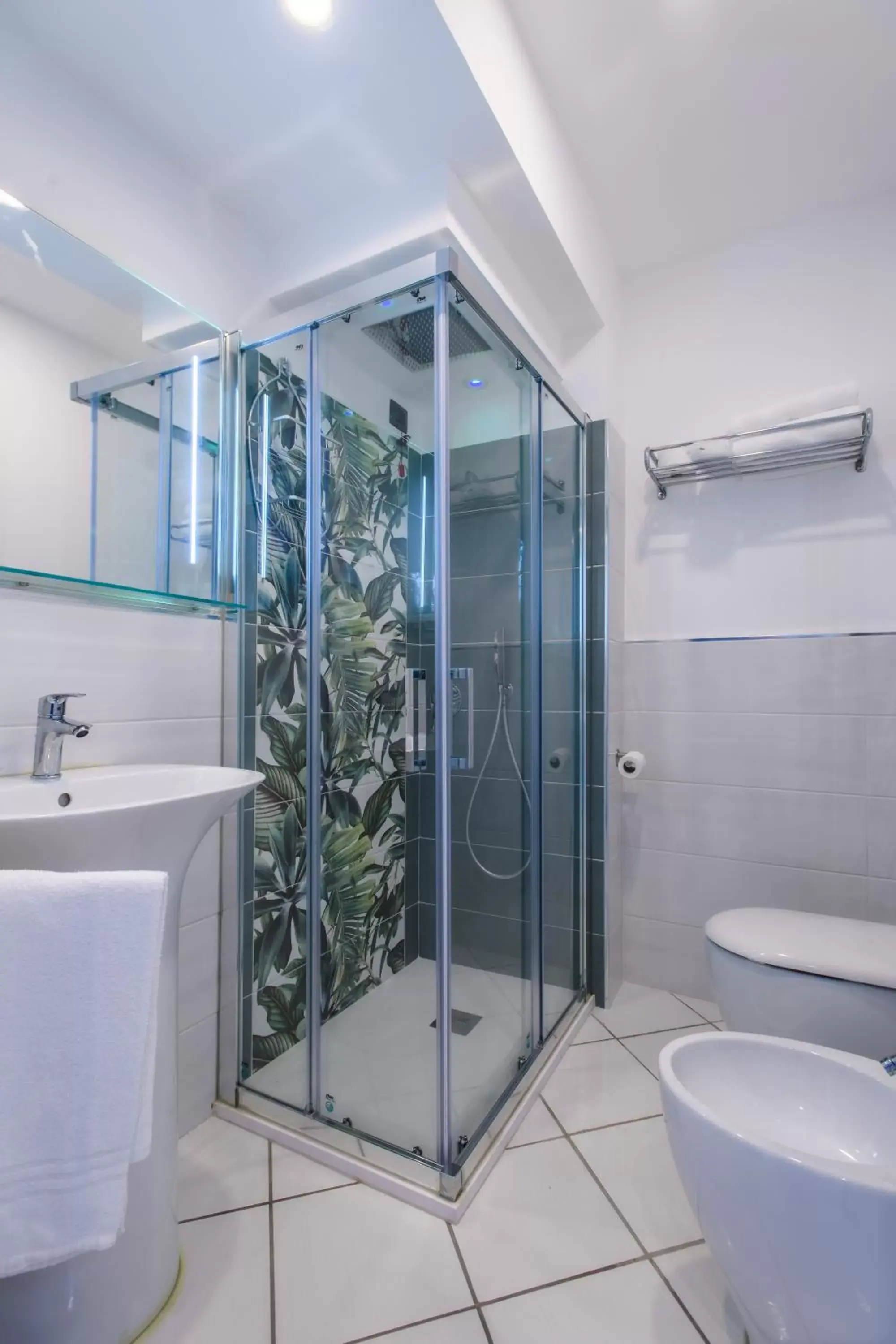 Shower, Bathroom in Hotel Ancora