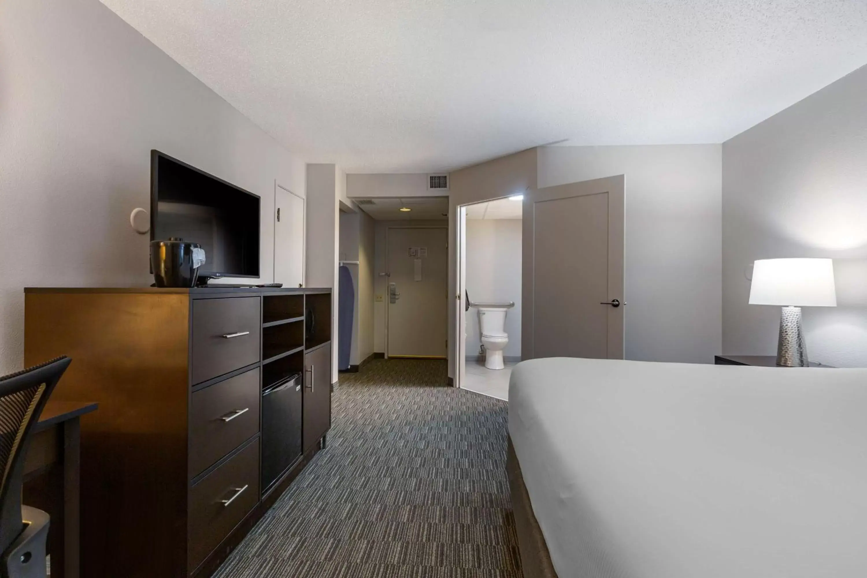 King Room with Roll-In Shower - Disability Access in Best Western Plus Como Park Hotel King Room with Roll-In Shower - Disability Access in Best Western Plus Como Park Hotel