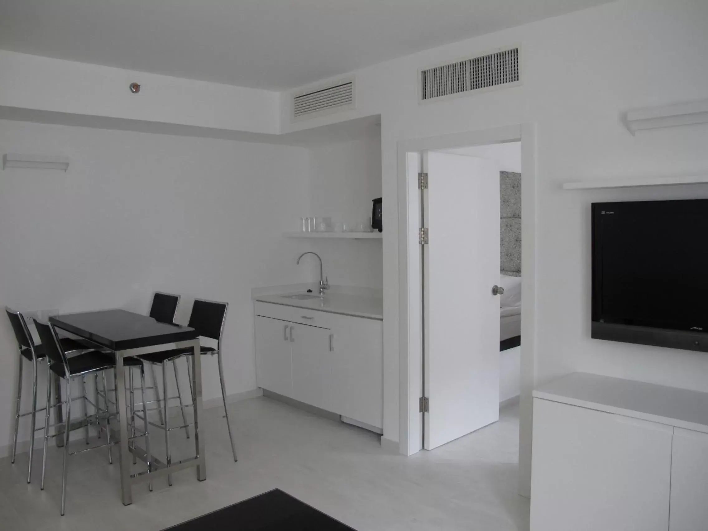 Dining area, Kitchen/Kitchenette in Best Western Regency Suites