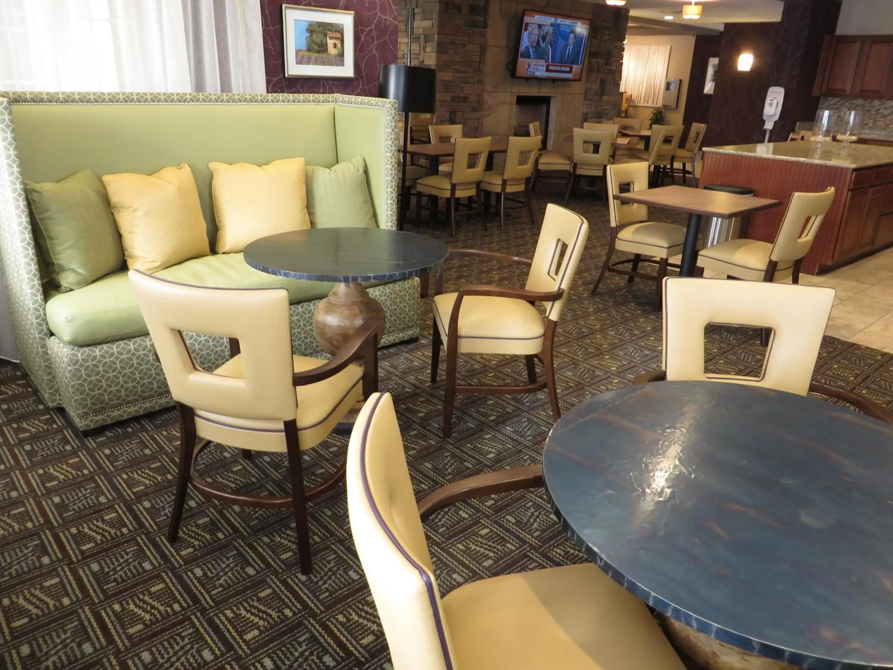 Lobby or reception, Lounge/Bar in Wingate by Wyndham Elkins