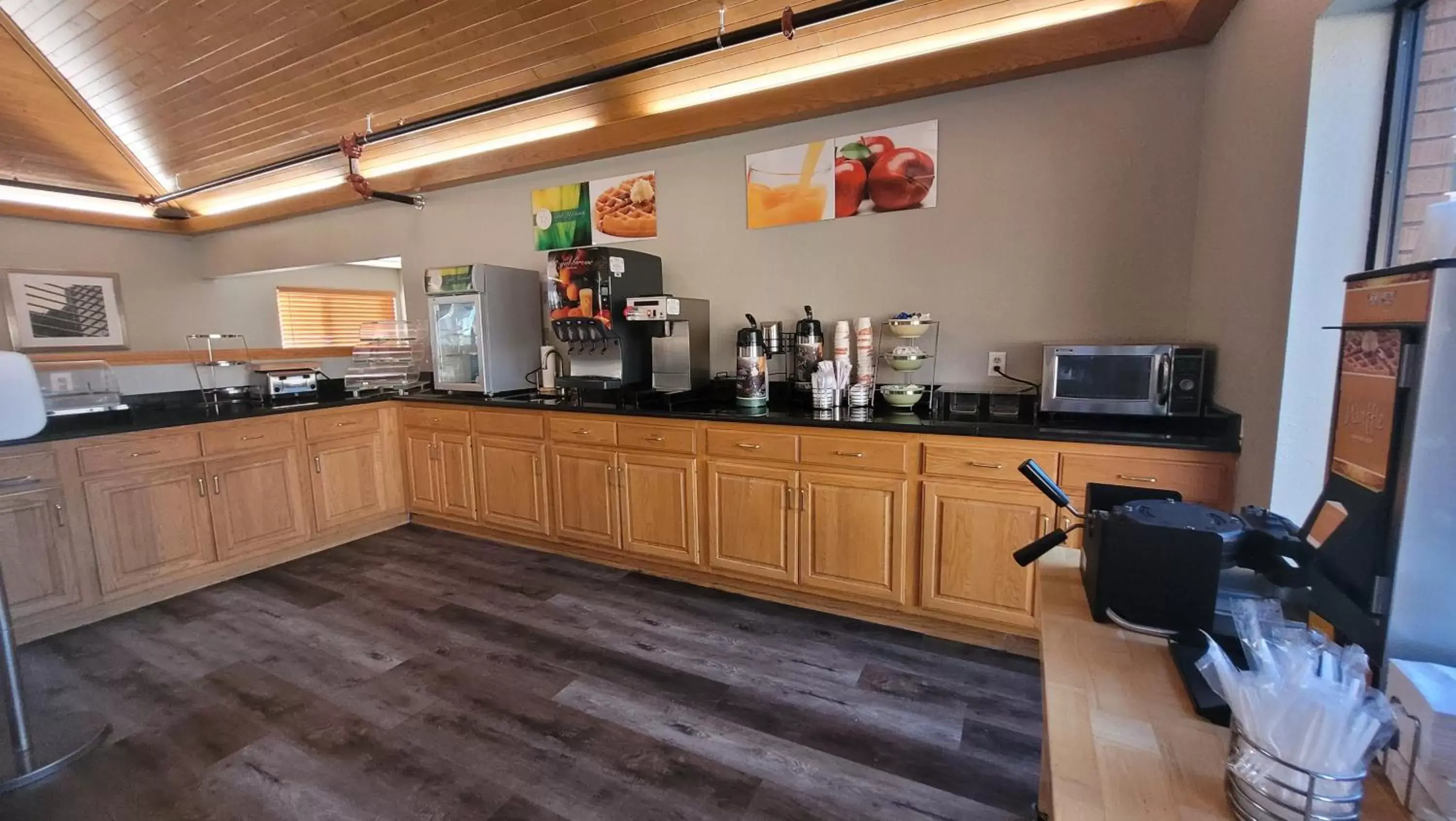 Coffee/tea facilities, Kitchen/Kitchenette in Quality Inn & Suites Marion