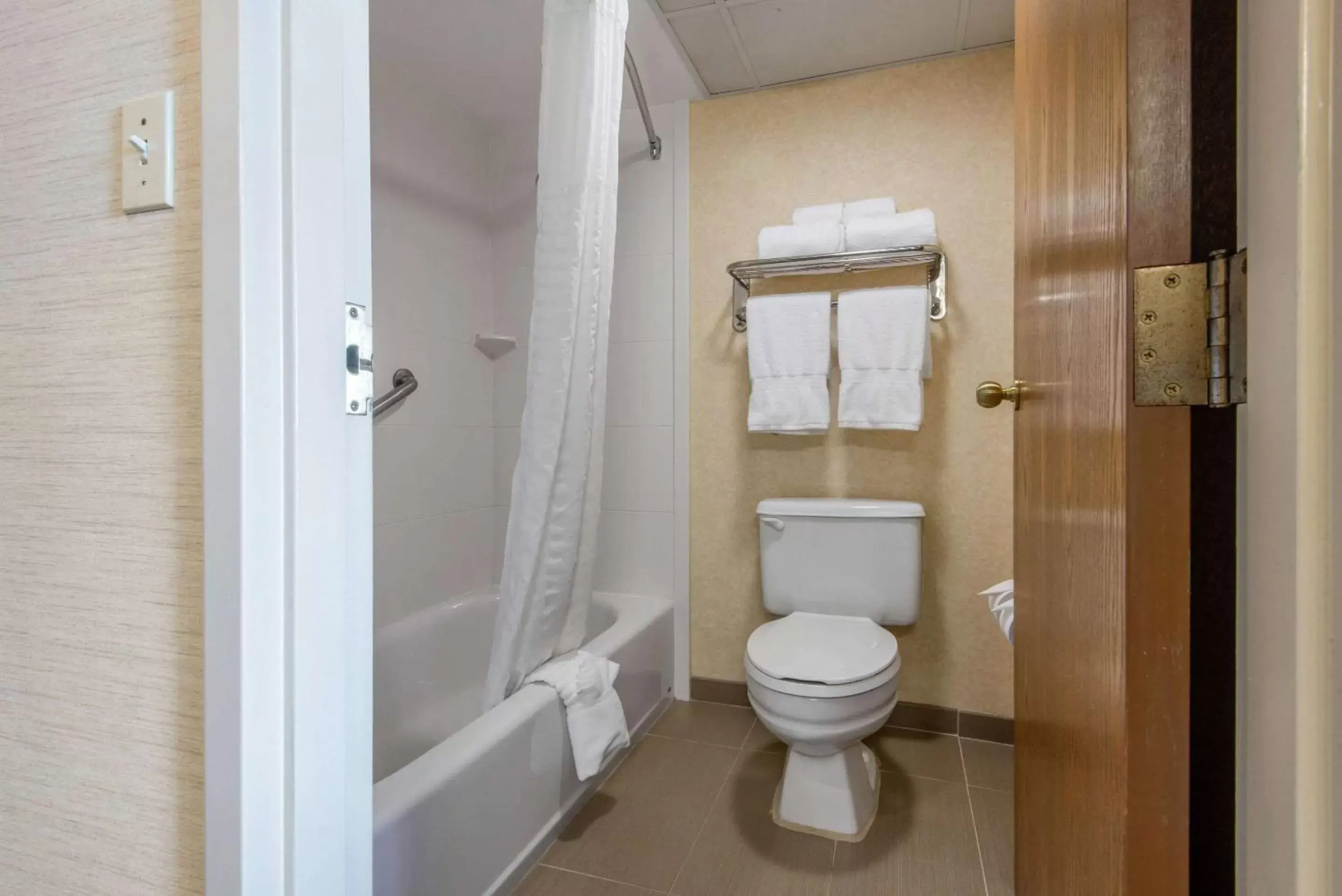 Photo of the whole room, Bathroom in Quality Inn & Suites Mansfield