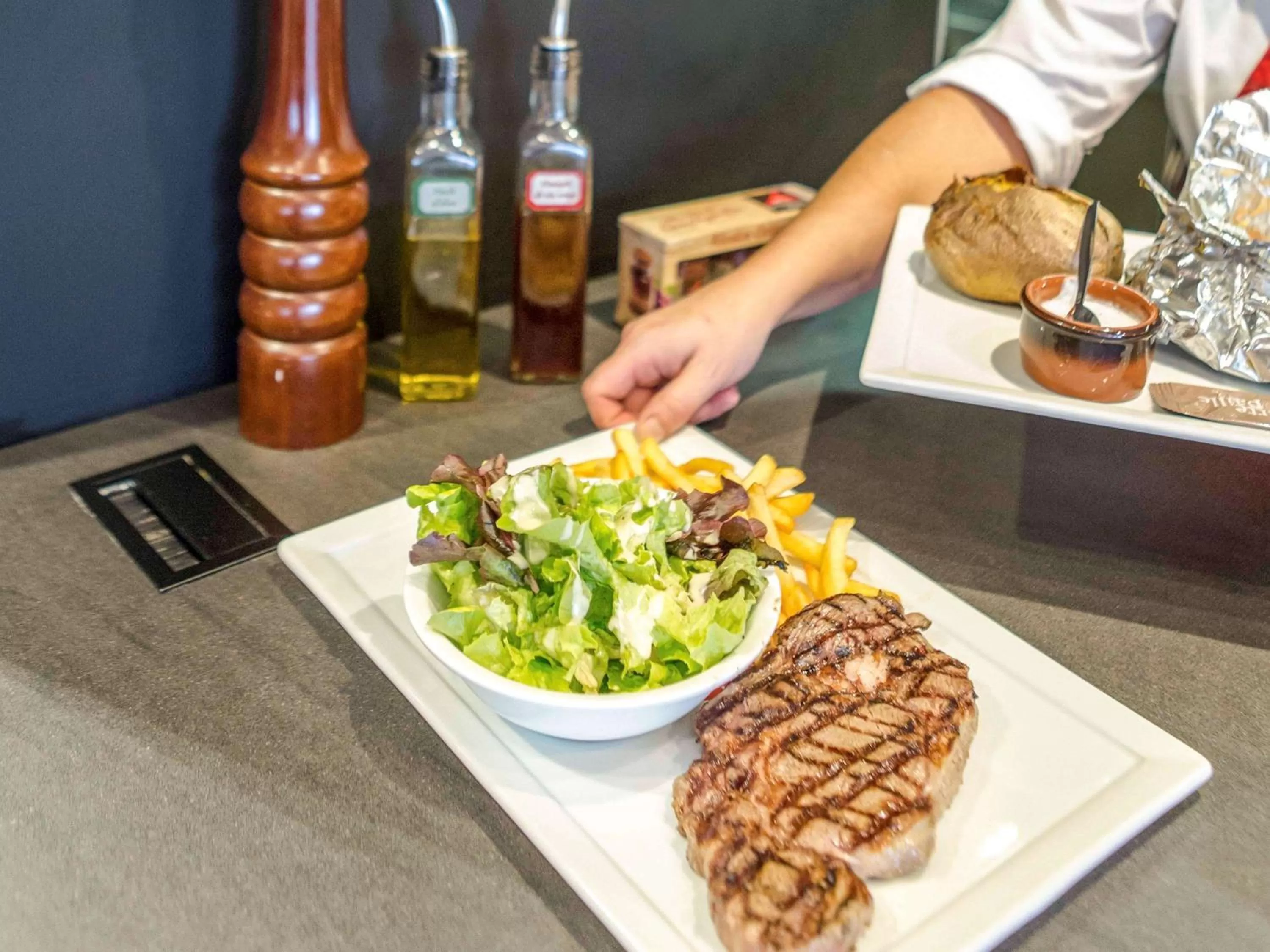 Restaurant/places to eat in ibis Marseille Timone