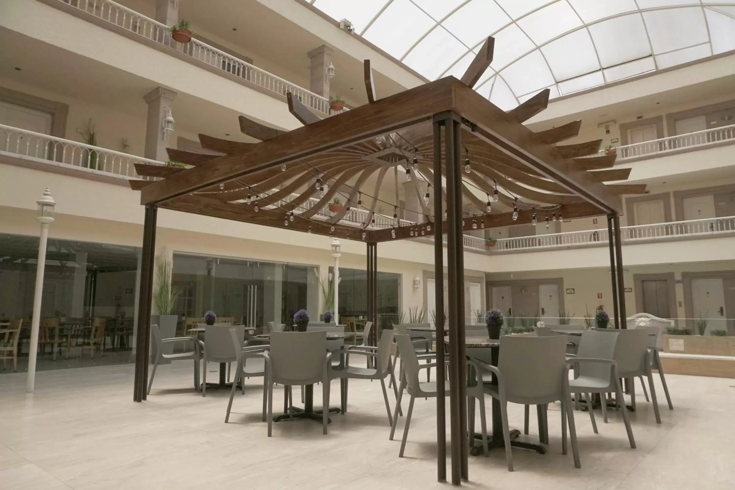 Patio, Restaurant/Places to Eat in Best Western PLUS Monterrey Colón Patio, Restaurant/Places to Eat in Best Western PLUS Monterrey Colón