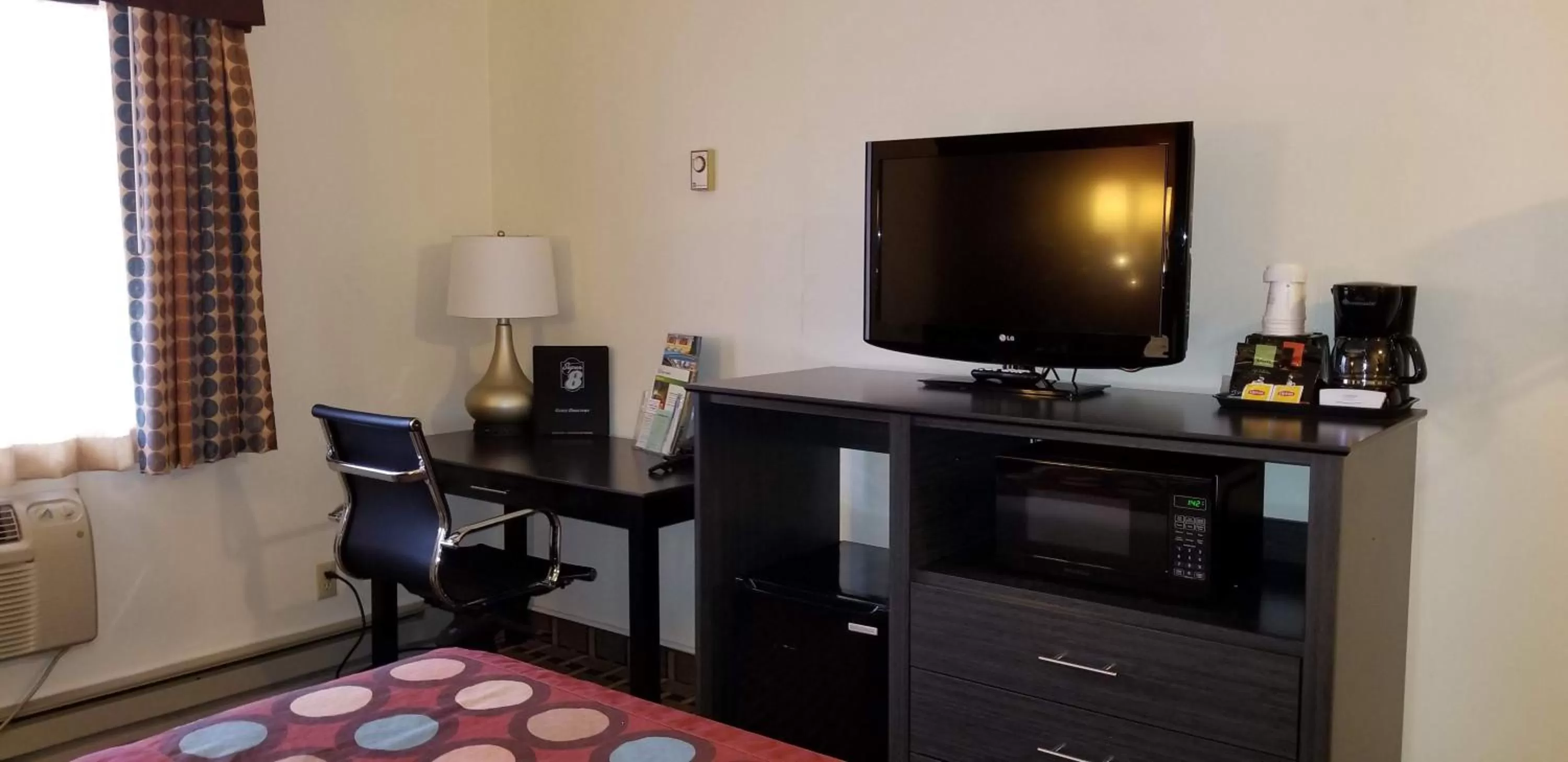 TV and multimedia, Bed in Super 8 by Wyndham Ashland