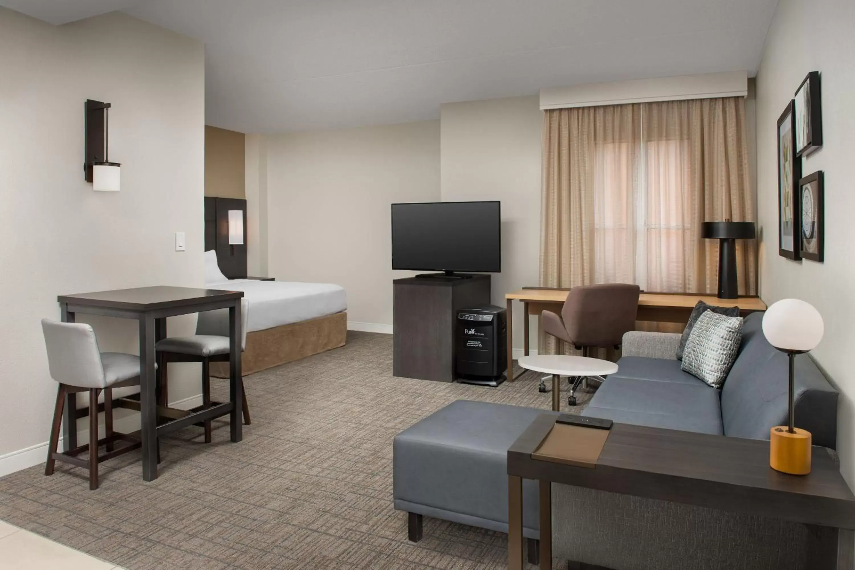 Photo of the whole room, Seating Area in Residence Inn by Marriott Phoenix Airport