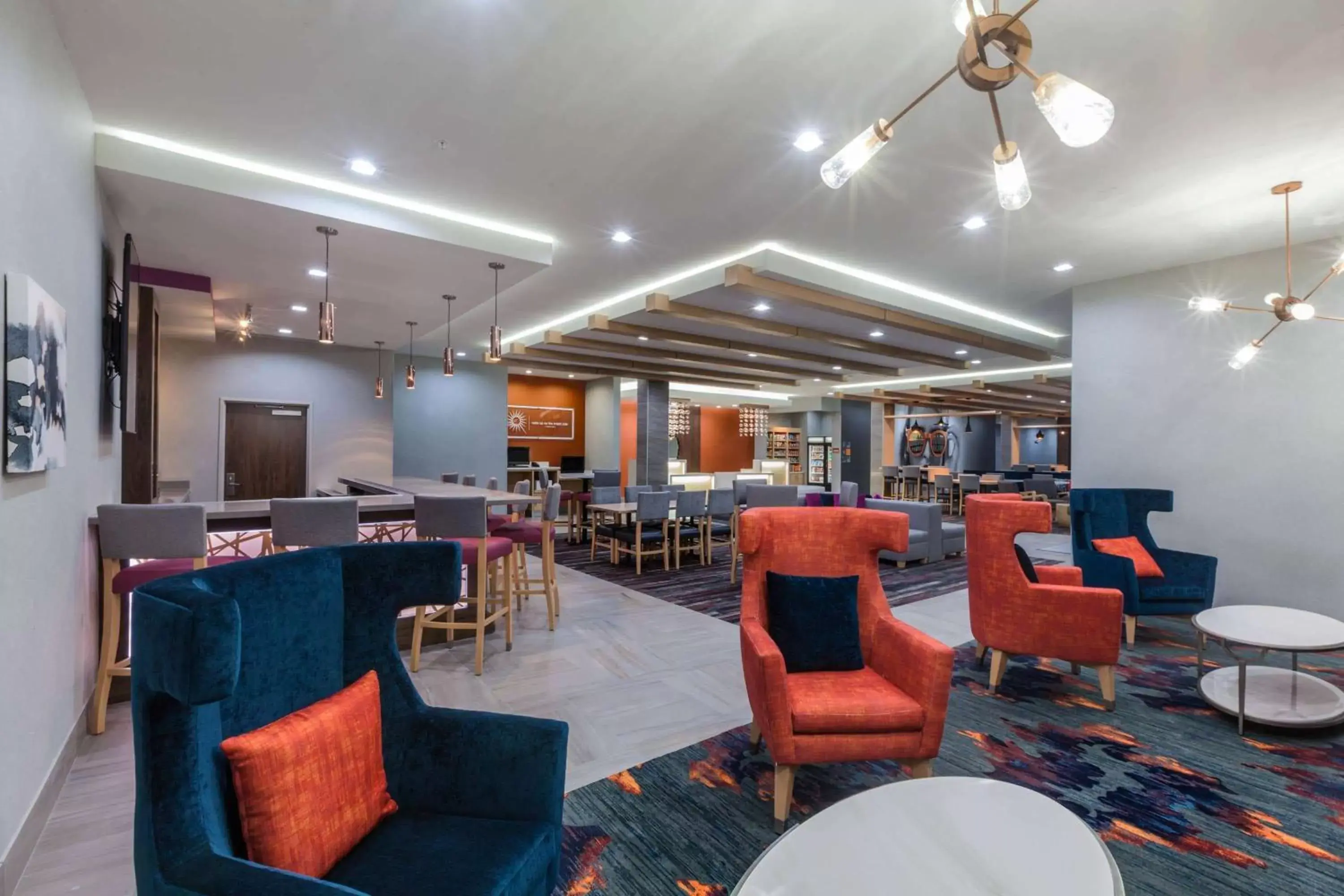 Lounge or bar, Restaurant/Places to Eat in La Quinta by Wyndham Houston East at Sheldon Rd